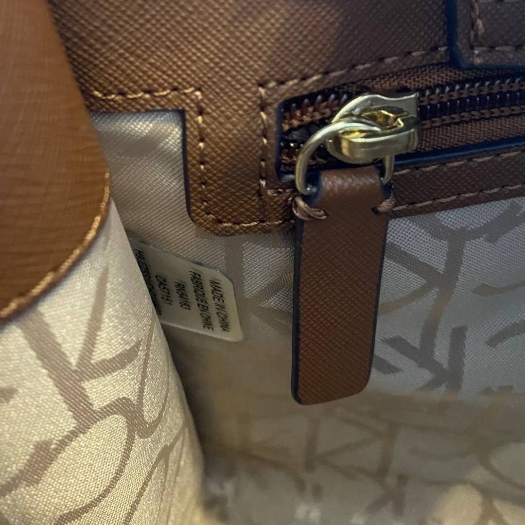 CALVIN KLEIN JEANS crossbody bag กระเป๋าถือหรือสะพาย ลายซิกเนเจอร์แบรนด์ทั้งใบ มีหูจับสำหรับถือ เปิด-ปิดกระเป๋าด้วยกระดุมแม่เหล็ก ด้านในโล่งกว้างมีช่องเล็กและช่องซิปสำหรับใส่ของจุกจิก ซับในลายแบรนด์อย่างดี มาพร้อมสายสะพายยาวปรับระดับได้ สามารถใช้ได้หลากหล