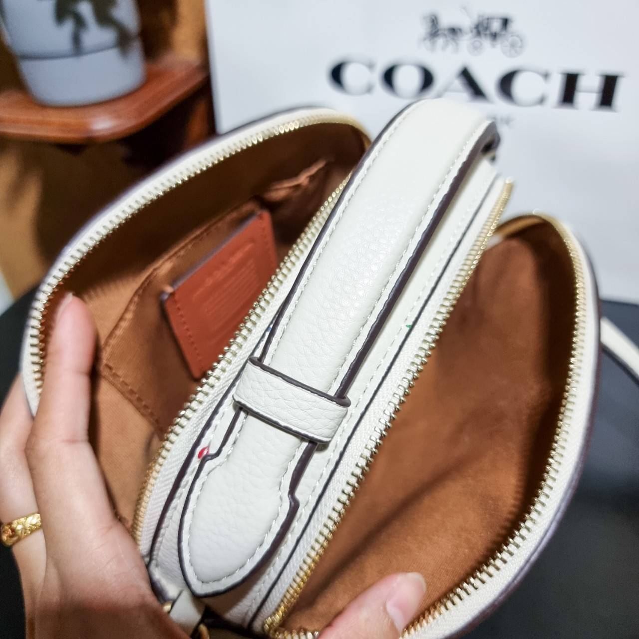 COACH C4252 SERENA SATCHEL WITH WILD MEADOW PRINT อีกหนึ่งคอลเลคชั่นตัวท็อป ที่ขายได้ตลอดปี ดีไซน์ใหม่ล่าสุด สไตล์คุณหนู ลุคหวานๆ กระเป๋าสะพายข้าง สวยอยู่ทรง สะพายขับผิวเป็นที่สุด วัสดุหนัง pepble สัมผัสนิ่ม เปิด-ปิดด้วยซิป 2 ช่องหลัก ภายในเป็นช่องโล่ง เก