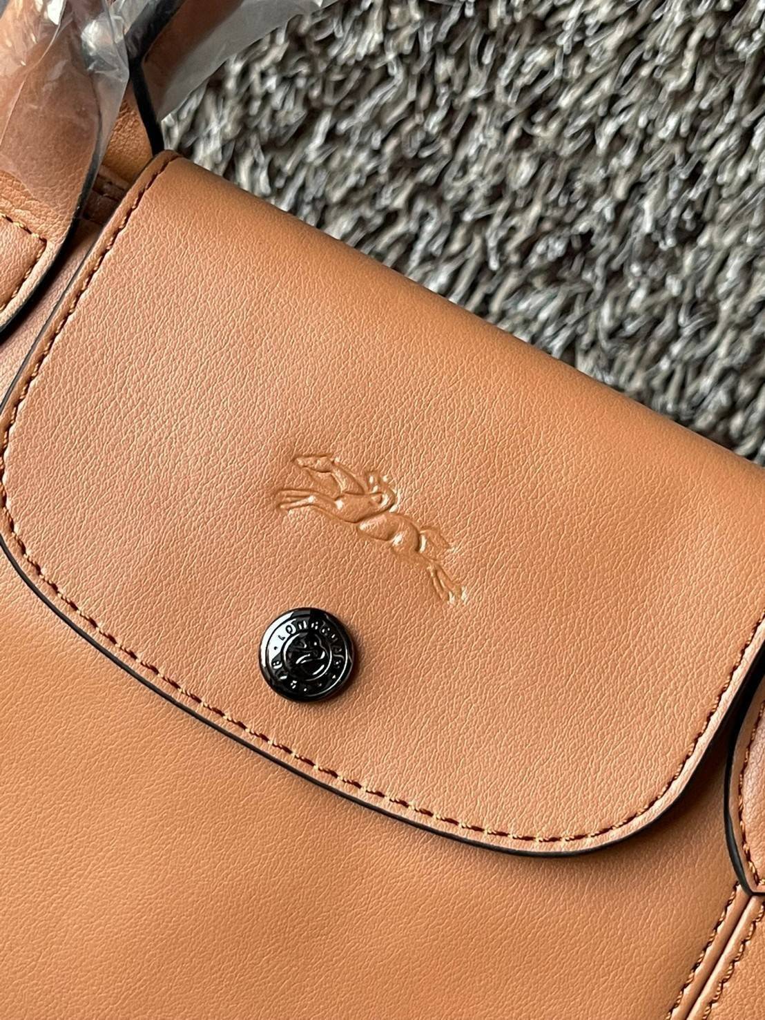 Longchamp Le Pliage Cuir Top handle bag S เรียกว่าเป็นกระเป๋าอีกหนึ่งรุ่นที่ไม่ว่ายังไงก็ฮอตฮิตและติดเทรนด์ตลอดไม่เคยเปลี่ยนกับ ทรง Le Pliage Cuir หนึ่งในตระกูลกระเป๋าสุดไอคอนิกจากแบรนด์