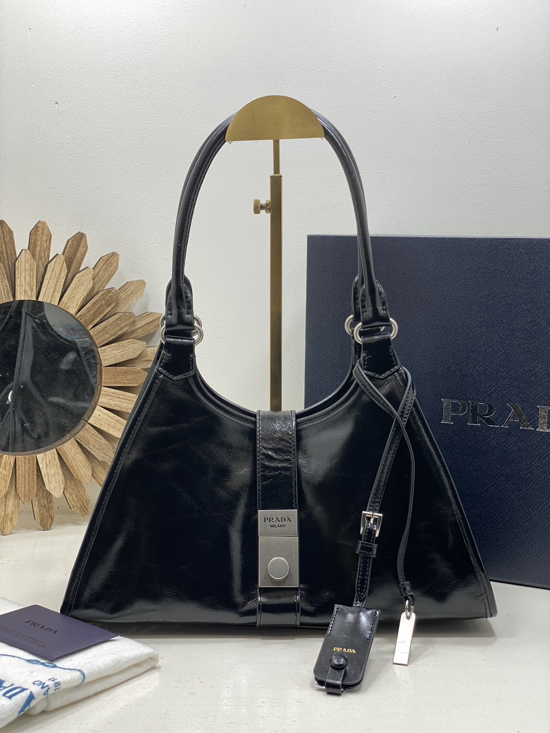 TOP ORI หนังแท้ | เกรดดีสุด PRADA Medium leather tote bag / pradahobo กระเป๋าสะพายทรงโฮโบ คลาสสิคหนังเงาสวยหรูดูแพง ใบใหญ่กำลังดี ดีไซน์ใหม่ล่าสุด ภายในโล่งกว้าง จุของได้สบายๆ