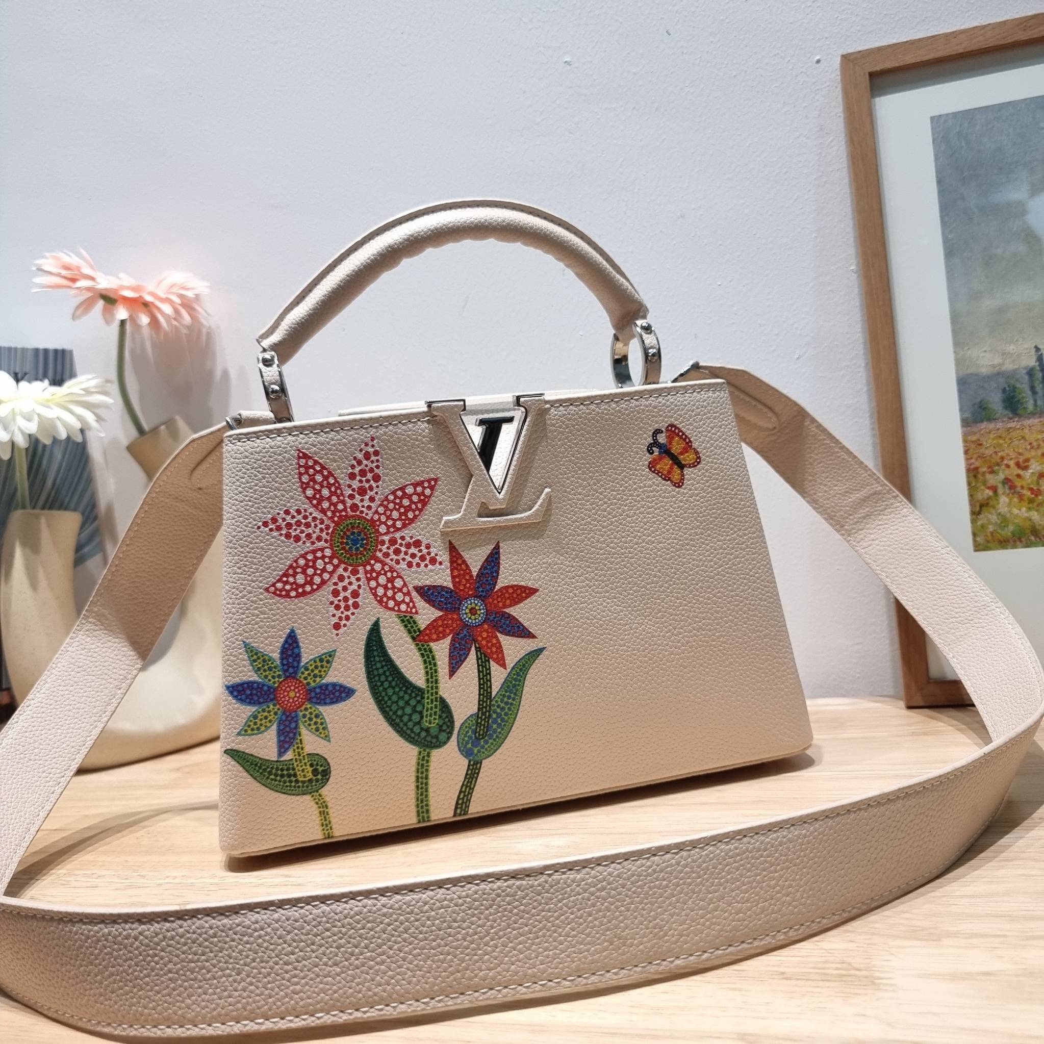 LV x YK Capucines BB / LV Bag พร้อมส่ง กระเป๋าถือสุดหรู ดีไซน์ทรงคลาสสิค ดีงามม้ากกกก!! มาพร้อมหูจับในตัว ด้วยรูปทรงวินเทจ งานปั้มสวยเป๊ะปังตามรูป