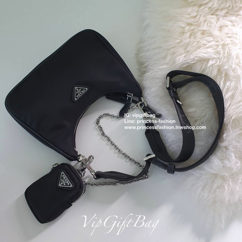 ᴺᴼᴿᴹᴬᴸ กำลังมาแรงมากค่ะ กับแบรนด์ PRADA ใบเดียวคุ้มมากค่ะ อุปกรณ์ ครบชุด **ซื้อ1ได้ถึง3ไอเท็ม ทั้งสายยาว และกระเป๋าใส่เหรียญ และป้ายแท็คหนัง อย่างดี **อะไหล่ปั้มแบรนด์แท้ทุกจุด วัสดุทำจากผ้า Nylon อย่างดี กันน้ำได้ อยู่ทรงสวย สามารถใส่กระเป๋าตังค์ใบกลางได