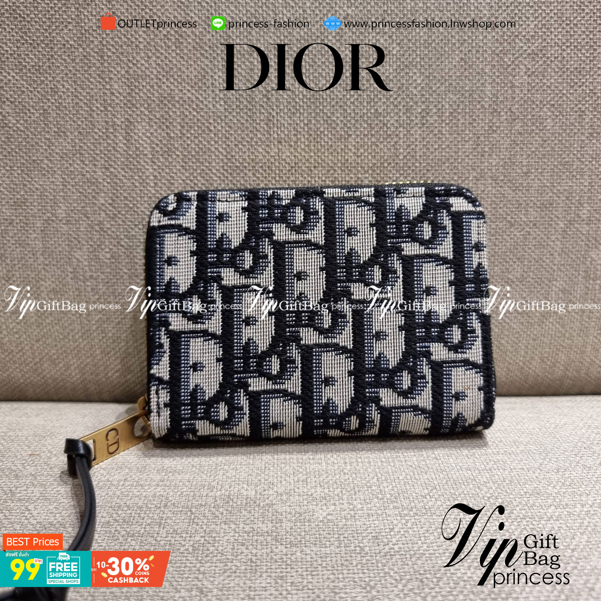 VIP 】CD ZIP AROUND SHORT WALLET WITH GWP กระเป๋าสตางค์ใบสั้นซิปรอบ พรีเมี่ยมกิ๊ฟจากเคาน์เตอร์ วัสดุผ้าแคนวาสปักลาย สลับหนังแท้ภายใน ดีไซน์เรียบหรู ผู้ดีที่สุด!! ภายในมีช่องใส่บัตร ใส่ธนบัตรได้ (แบบพับ) หรือจะพกไว้ใส่เหรียญ สะดวกใช้มากๆ มาพร้อม box set ในร