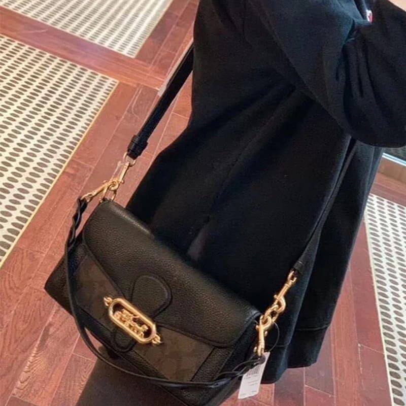 COACH SMALL JADE SHOULDER BAG [F91105,90782] กระเป๋าสะพายไหล่ ดีไซน์วินเทจย้อนยุค สวยคมชัด คลาสสิคใช้ได้ทุกลุค วัสดุหนัง pepble ทนทาน เปิด-ปิดด้วยฝาคาดโลโก้ พร้อมแถบแม่เหล็กในตัว รับรองแน่นหนา ด้านหลังมีช่องซิปให้ ภายในเป็นช่องโล่ง ขนาดกำลังดี ใช้งานง่าย 