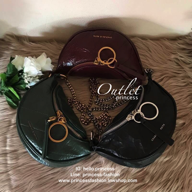 CHARLES & KEITH WRINKLED EFFECT RING ZIP TASSEL CROSSBODY BAG กระเป๋าสะพาย/คาดเอว/คาดอกรุ่นใหม่ล่าสุด เปิด-ปิดด้วยซิป ภายในโล่งกว้างมีช่องเล็กใส่บัตร จุของได้เยอะ ดีไซต์เก๋ไม่ซ้ำใคร มาพร้อมสายสะพาย 2 สายให้เลือกสะพายได้หลากหลายแบบไม่มีเบื่อแน่นอนจ้า