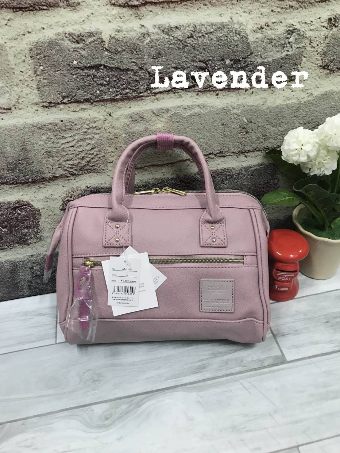 มาใหม่ชนช็อป Anello Boston Bag PU 2 way รุ่นสุดฮิตแห่งปี Anello Boston Bag ใหม่ล่าสุด รุ่น PU หนังนิ่มสวย ทรงนี้ฮิตอยู่แล้ว พอมีรุ่นหนังออกมา ก็ยิ่งขายดีมากๆค่ะ รูปทรงสี่เหลี่ยม ใบขนาดกลางกำลังดี มาพร้อมสายสะพายยาวที่ปรับระดับได้ free หนังสวยมากๆ น้ำหนักเ