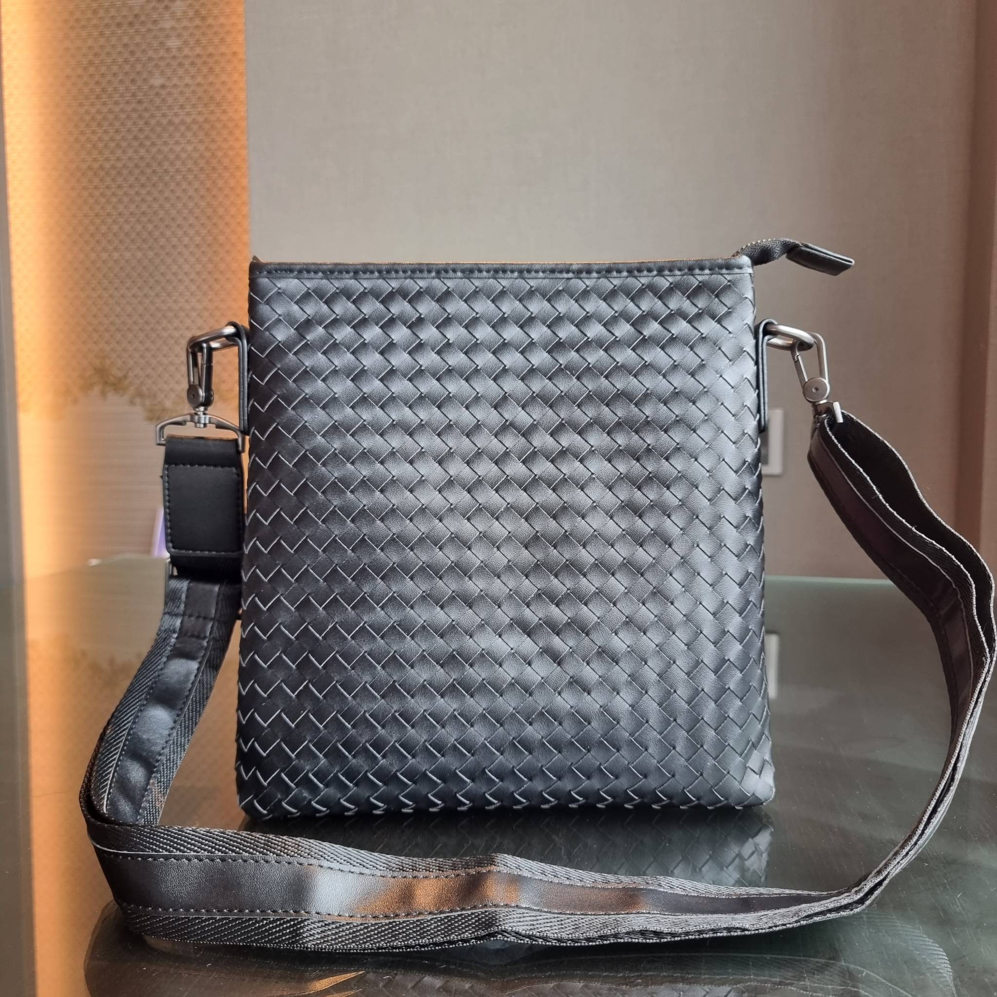 VIP 】อีกหนึ่งไอเท็มเด็ดที่หนุ่มๆรอคอย กระเป๋าสะพายข้างทรงแมสเซนเจอร์ B.ottega venata vip bag ดีไซน์คลาสสิคเอกลักษณ์ ลายสานเรียบหรู ดูแพง ทรงผู้ดี หล่อไปอีก อัพลุคไปอีก วัสดุหนังวัวเต็มใบ เปิด-ปิดด้วยซิป ภายในโล่งกว้างใส่ของได้ครบถ้วนสิ่งสำคัญ สายสะพายปรับ
