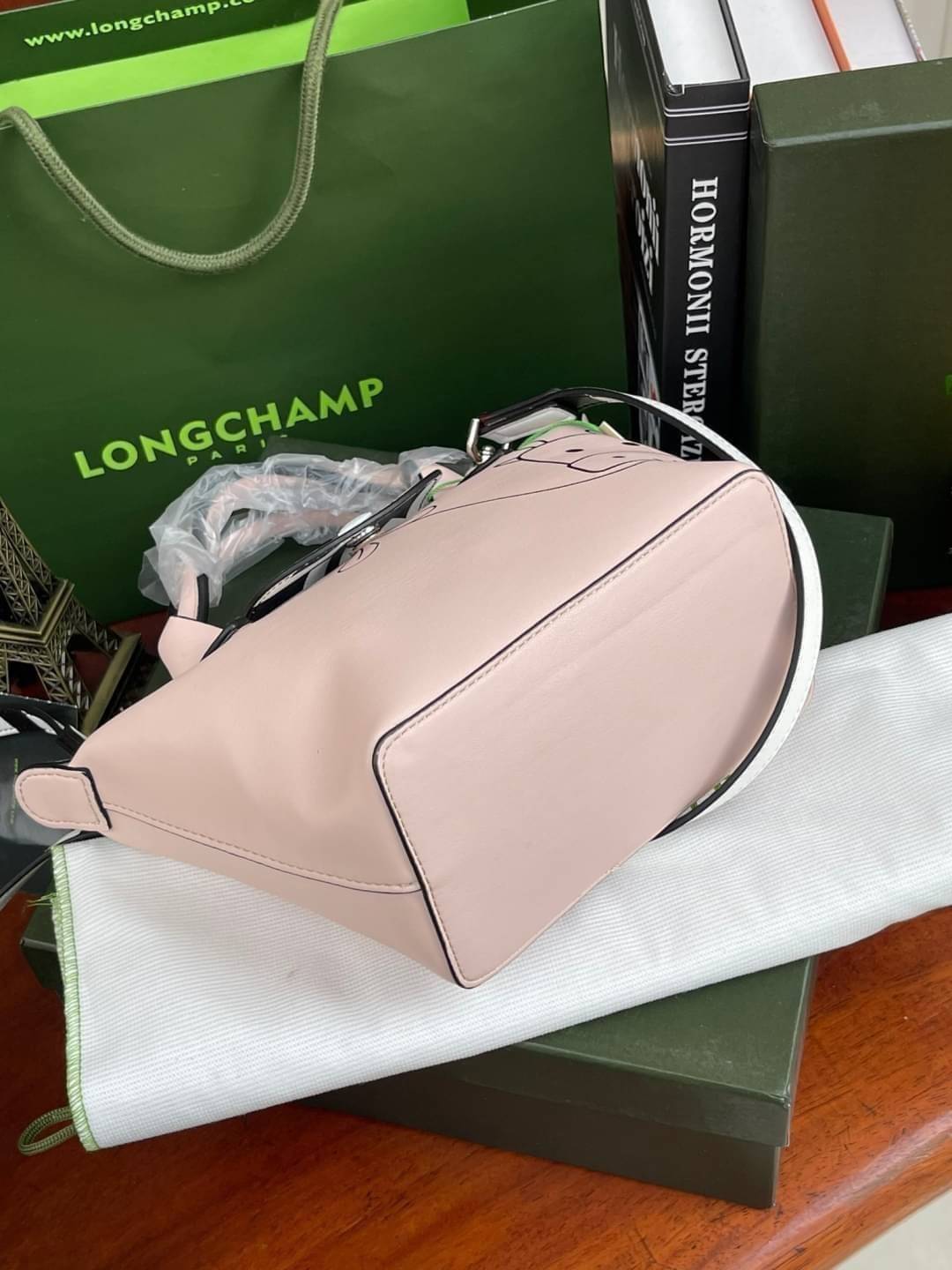 Longchamp year of the Ox Capsule / Longchamp Year of OX LE PLIAGE CUIR TOP HANDLE BAG XS ต้อนรับปีวัวด้วยคอลเล็คชั่นพิเศษ วัสดุหนังเมทิส (Metis) หรือหนังแกะเนื้อนุ่มมาพร้อมหูจับขนาดสั้นเหมาะถนัดมือ