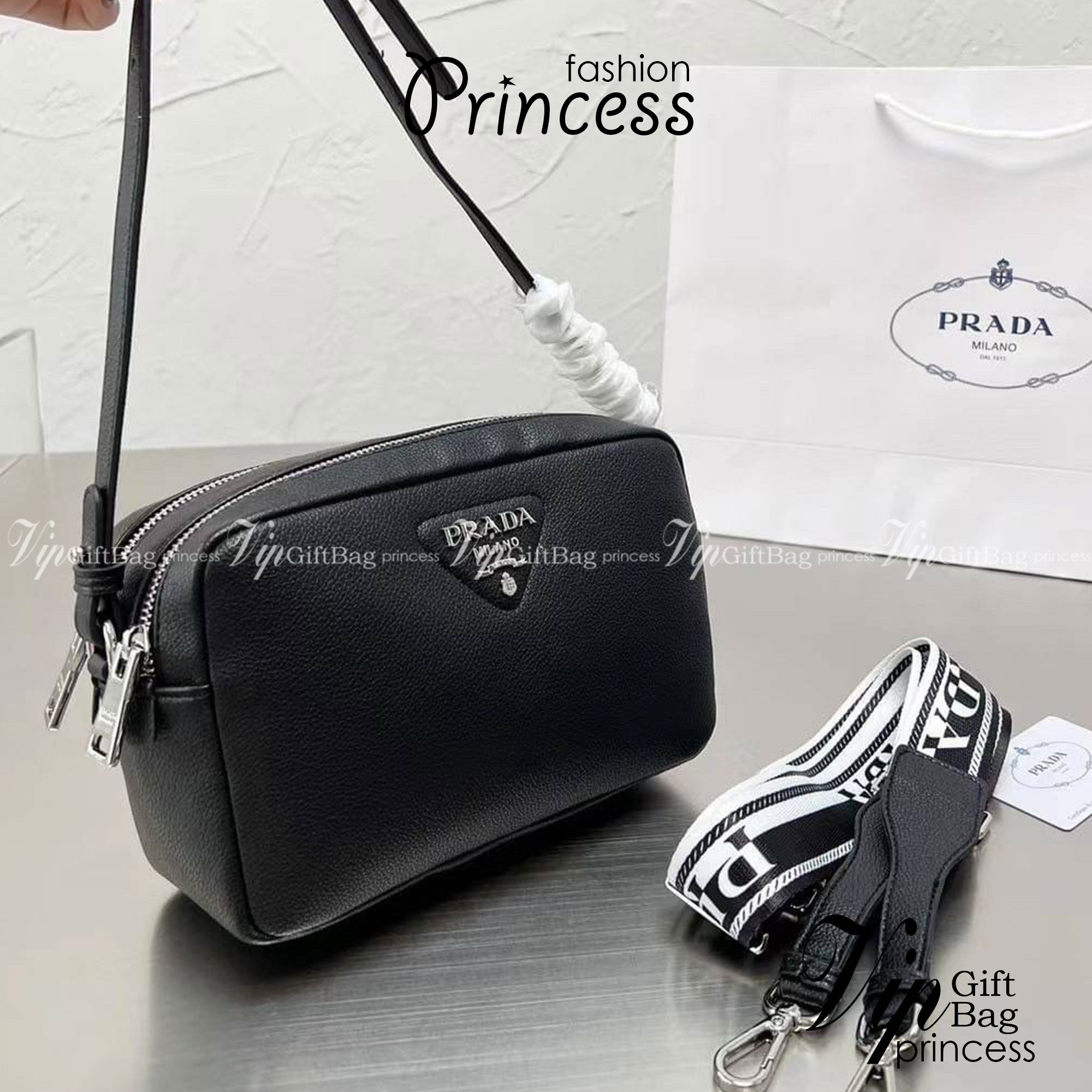 PRADA CAMERA LEATHER BAG with shoulder strap / PRADA MESSENGER BAG BLACK กระเป๋าสะพายหนัง รุ่น Unisex ใช้ได้ทั้งชายหญิง ขนาดกำลังดี ดีไซน์เรียบ แต่หรูหรา พร้อมสายสะพาย 2 เส้น ปรับระดับได้ สามารถสะพายไหล่ และครอสบอดี้