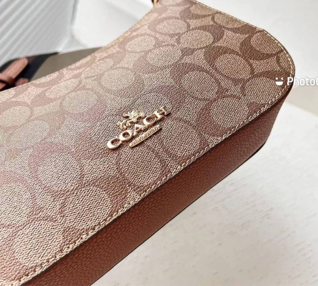 OUTLET 】COACH JES BAGUETTE IN SIGNATURE CANVAS (C7264) GOLD/KHAKI SADDLE สินค้าพร้อมส่งที่ไทย