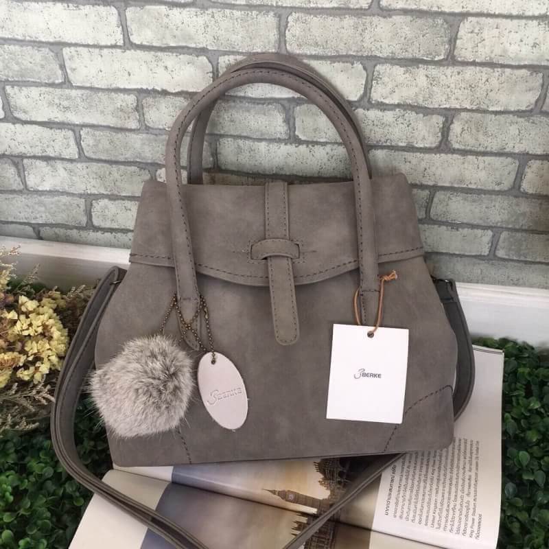 งานแท้ชนช้อป สินค้าขายดี ถึงไทยอีกรอบละค่า !! Berke frink hand bag -Grey color กระเป๋าถือ/สะพายหนังกลับ ทรงเก๋ ตัวกระเป๋าขนาดกำลังดี ประดับด้วยพวงกุญแจพู่สุด chic ภายในมีช่องใส่จองตุกติกอย่างดี ตัวกระเป๋าน้ำหนักเบาจุของคุ้มคะ ใช้ได้ทุกโอกาส Don't mis