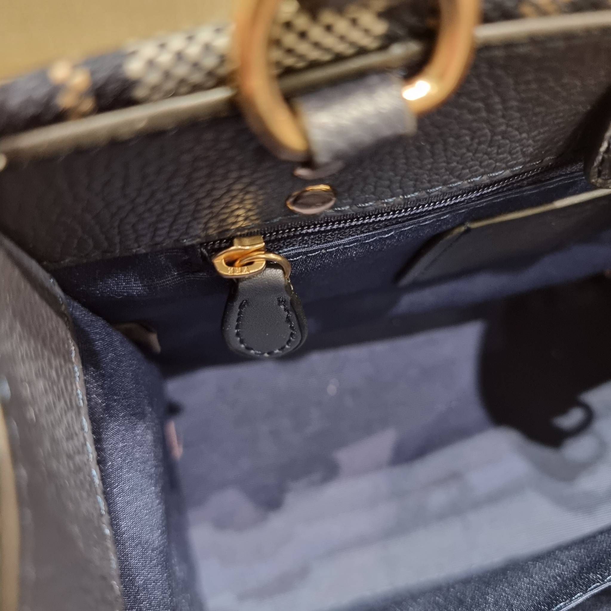 COACH C8198 DEMPSEY TOTE 22 WITH GARDEN PLAID PRINT AND COACH PATCH คอลใหม่สุดคิ้วท์ หวานๆใสๆ น่ารักชะมัด!! ดีไซน์ลายสก็อต เหมาะกับฟีลลิ่งปิคนิคเป็นที่สุด กระเป๋าทรงโท้ท ไซส์กำลังสวย ฟังก์ชั่นการใช้งานก็สะดวกที่สุด มีทั้งสายคล้องในตัว และสายครอสบอดี้ วัสด