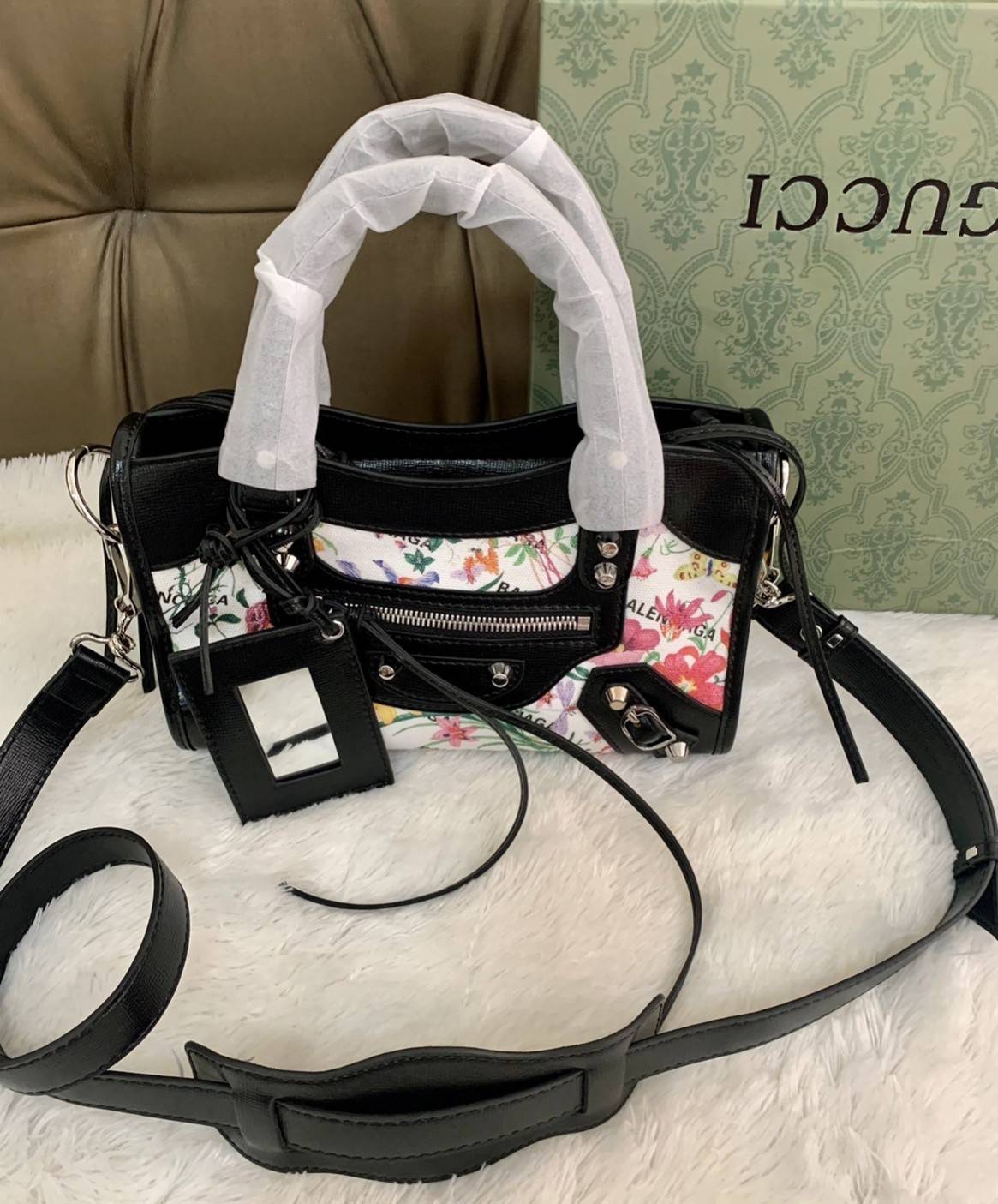 VIP 🥂 Gucci x Balenciaga The Hacker Project Mini Neo Bag คอลเลคชั่นร้อนๆ พร้อมเสิร์ฟ ที่่มีการผสมผสานระหว่างGucci & Balenciaga เข้าไว้ด้วยกัน ดีไซน์ล้ำสมัย วัสดุCanvas เย็บขอบด้วยหนังcalfskin อะไหล่เงิน ลวดลายสดใส ประทับตัวอักษรBalenciaga ลงบนผ้าเ