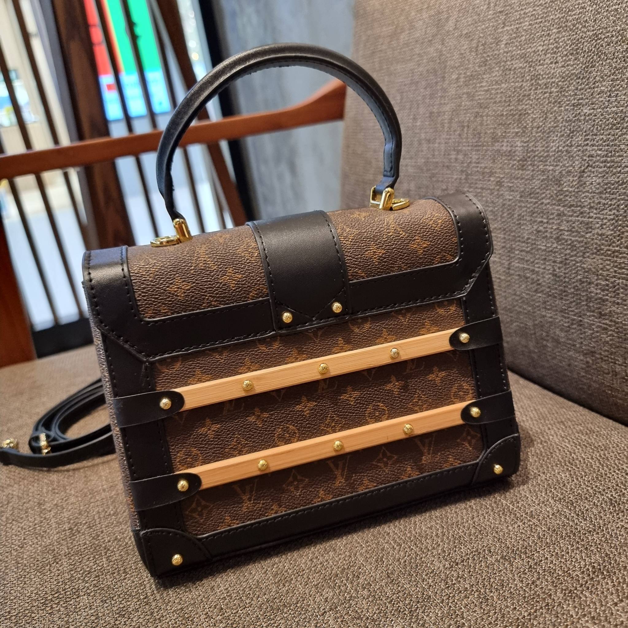 ใหม่ล่าสุดจาก LV monogram vintage box bag มาพร้อม box set สุดหรูรุ่นนี้ดีเทลยอดเยี่ยม เก็บรายละเอียดได้ดีและโดดเด่น ถือแล้วผู้ดีมาก!! วัสดุหนังแคนวาสสลับหนังแท้ เปิด-ปิดด้วยตัวบีบล็อค แน่นหนา ภายในโล่งกว้าง เลิศตรงที่เก็บทรง ขยายทรงด้านข้างได้ คอนโทรลด้วย