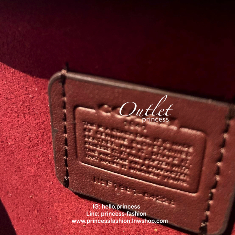 COACH TROUPE TOTE SIGNATURE CROSSBODY BAG กระเป๋าสะพายข้าง/ crossbody size mini หนังแท้ลาย C อะไหล่ทอง vintage เปิดปิดกระเป๋าแบบหมุนล็อค แม่เหล็กในตัว ภายในโล่ง ใส่ wallet สั้น มือถือทุกรุ่น ซัปในเป็นหนังกลับอย่างดี พร้อมสายสะพายถอด ปรับระดับได้ค่ะ