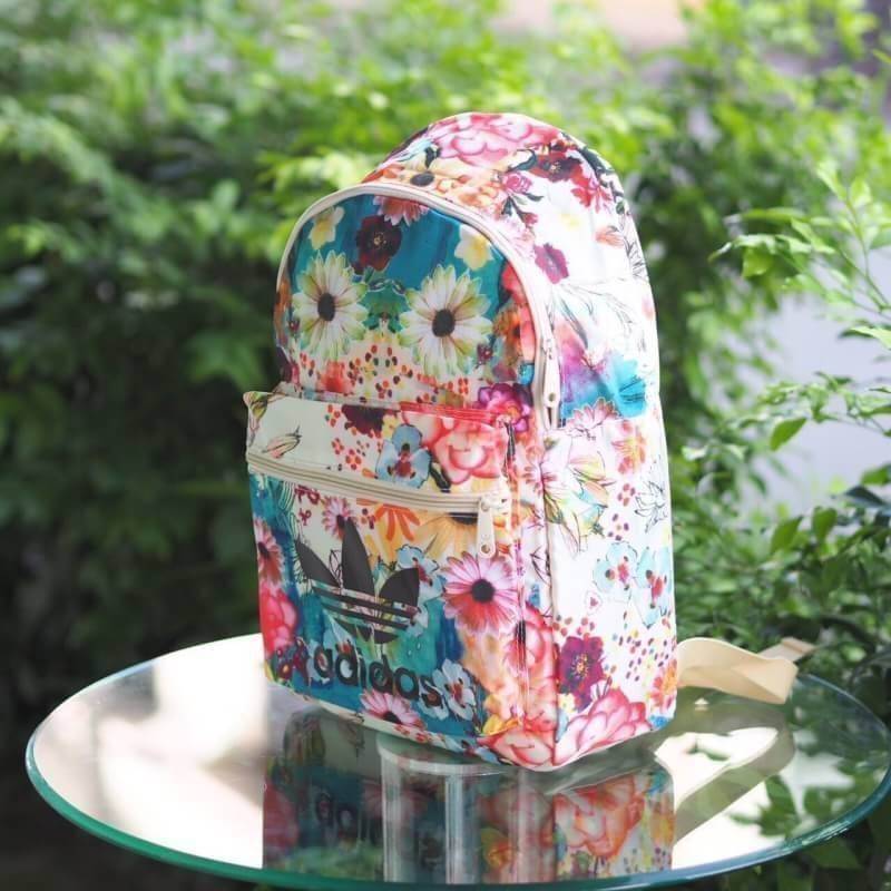 Adidas backpack กระเป๋าเป้สะพายหลัง วัสดุ polyester กันน้ำ ในตัวกระเป๋า มีช่องสำหรับใส่ Notebook , Tablet สายเป้บุนวม สะพายไม่เจ็บค่ะ จะใช้ไปเรียน ไปยิม หรือไปเที่ยวก็เหมาะค่ะ