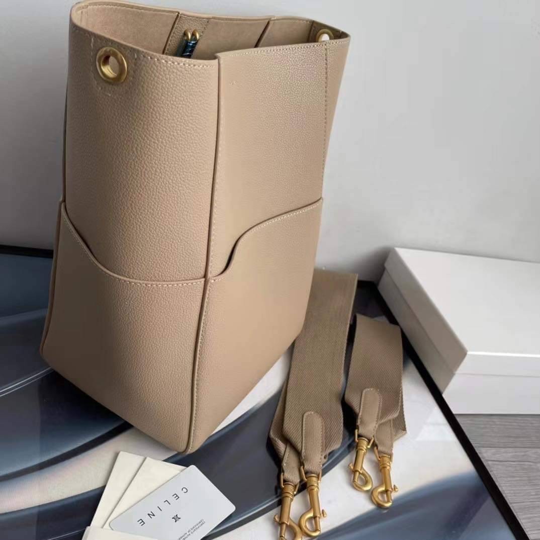 CELINE Sangle Bucket bag in soft grained calfskin / CELINE TOTE BAG พร้อมส่ง กระเป๋าทรงโท้ท ใบใหญ่ ภายในโล่งกว้าง จุของได้เยอะ ใช้งานง่าย ได้ทุกลุค สวยหรู