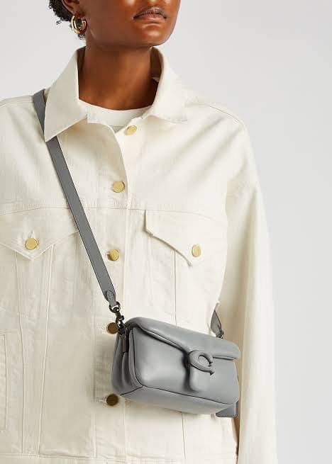 Coach Pillow Tabby Shoulder Bag 18 หนัง nappa หนานิ่ม นุ่มมากๆ รุ่นใหม่ล่าสุดค่ะ! พร้อมโลโก้รุ่นใหม่ด้วยเช่นกัน เพิ่มความหรู ดูดีเข้าไปอีกค่ะ เปิดปิดกระเป๋าแบบกระดุมแมาเหล็ก ภายในมีช่องใส่ของสองช่อง; สามารถใส่กระเป๋าเงินใบสั้นได้;พาสปอร์ตได้;มือถือได้ ค่ะ