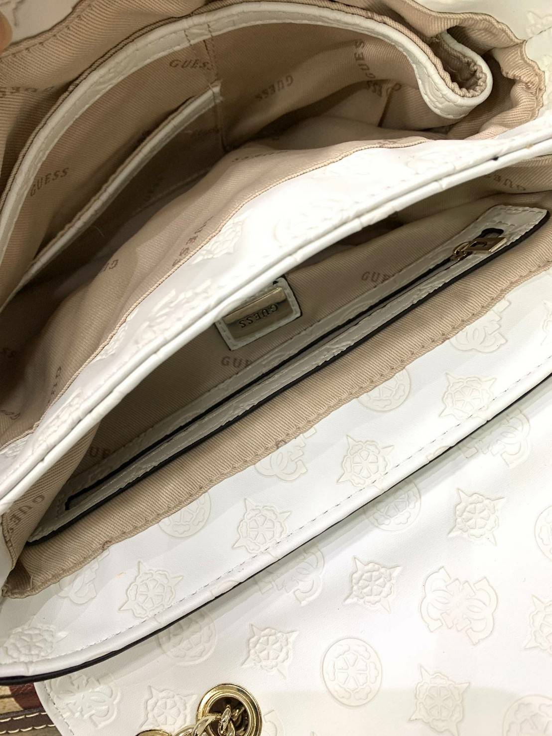 💕GUESS JANELLE CONVERTIBLE CROSSBODY BAG กระเป๋าสะพายข้างรุ่นใหม่ชนช้อปจากGuess สะพายได้ทั้งสายคู่และสายเดี่ยว สายสะพายโซ่ต่อหนังไม่เจ็บบ่า โลโก้ด้านหน้าตัวนูนเด่นชัด วัสดุหนังpu ลาย signature รอบใบ เปิดปิดด้วยกระดุมแม่เหล็กและซิป ภายในมีช่องซิปให