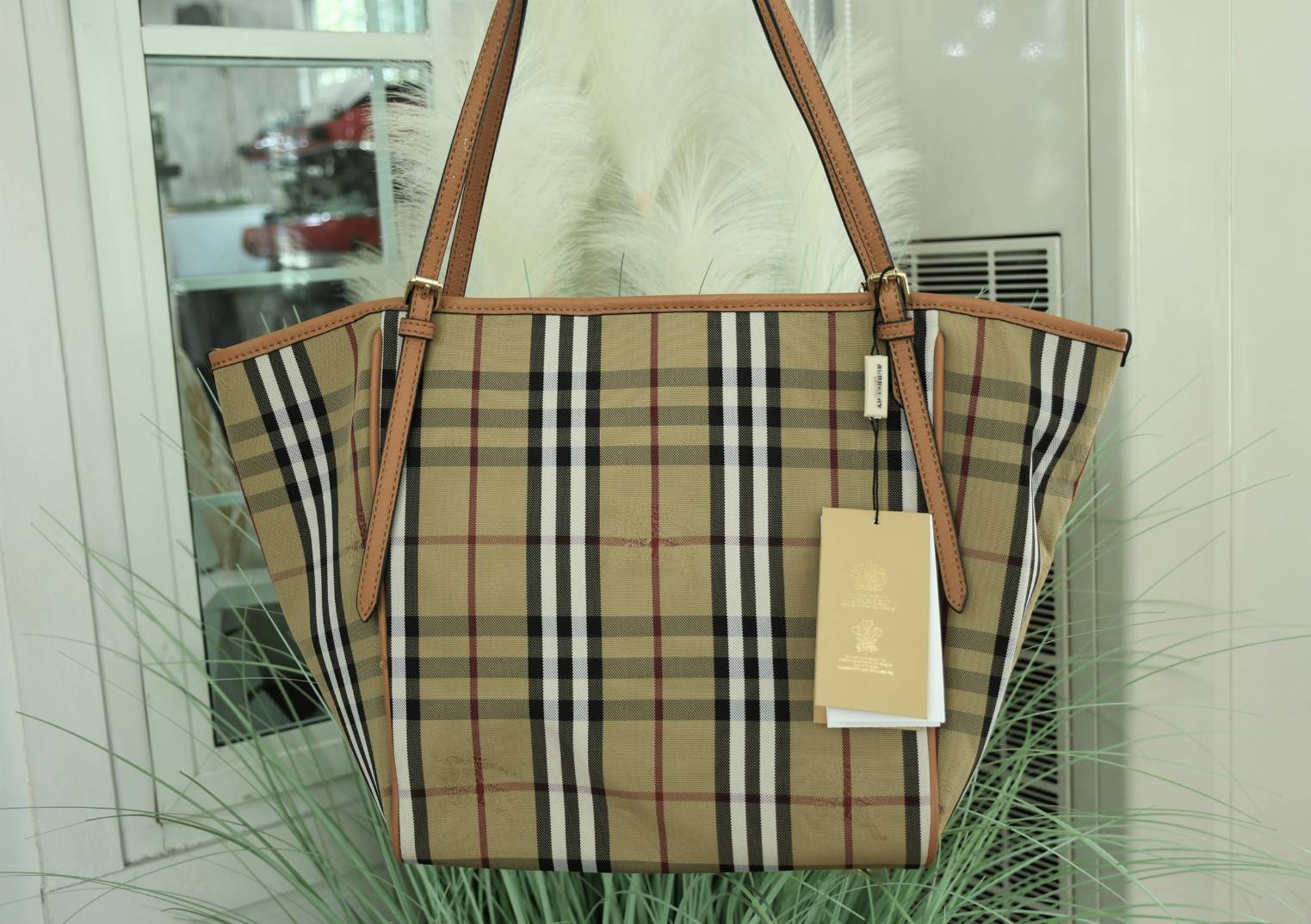 พรีเมี่ยมกิ๊ฟแท้ 100% 】Burberry New War Horse Check Tote Gift Bag กระเป๋าถือหรือสะพายไหล่ วัสดุ canvas ภายในโล่ง มี2ช่องเล็ก จุของได้เยอะ น้ำหนักเบา เปิด-ปิด ด้วย กระดุม จุของได้เยอะ สวย หรู น่าใช้ ไม่ควรพลาดค่า