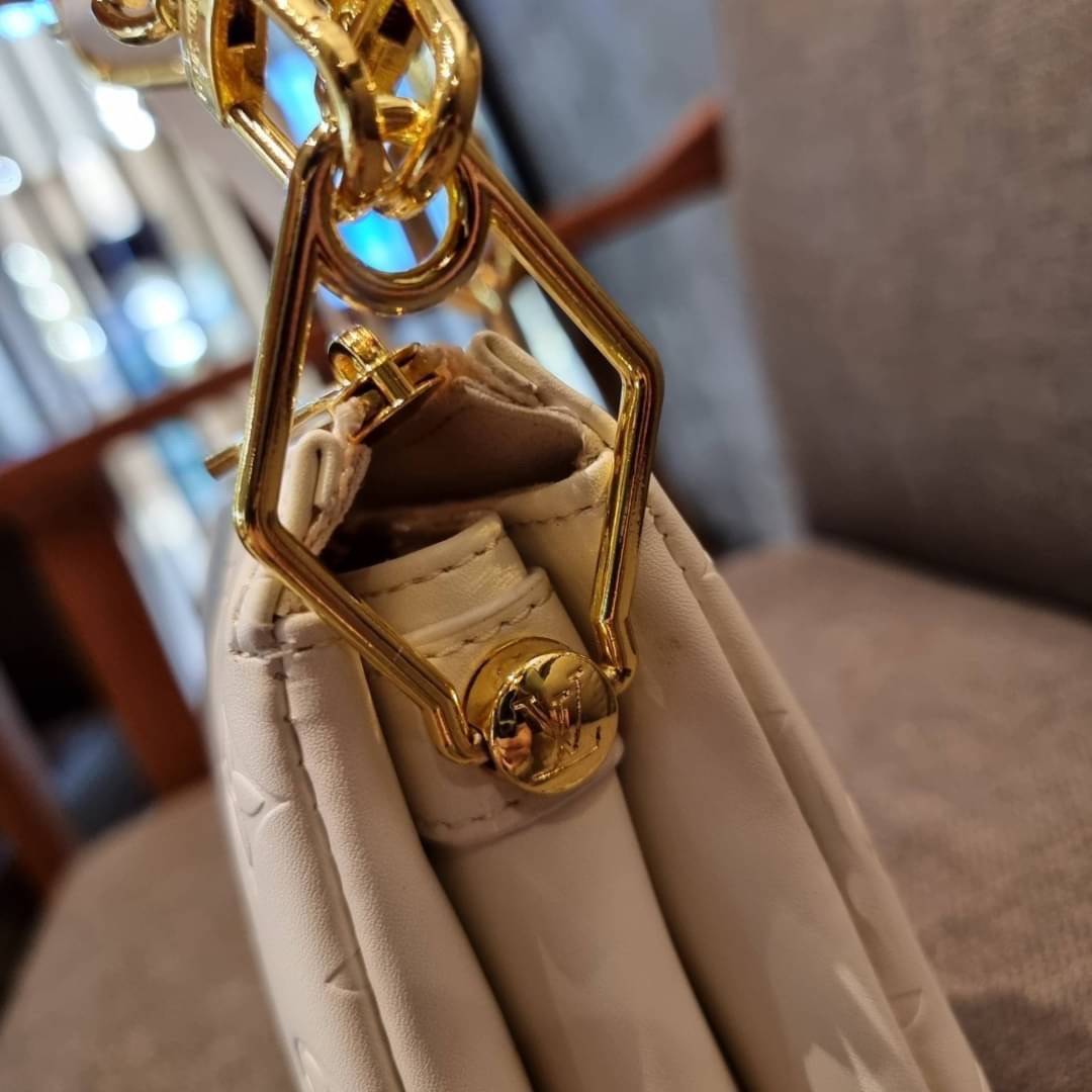 LV HANDLE POUCH MONOGRAM / LV Coussin กระเป๋าสะพายกึ่งคลัชท์ สุดล้ำ มาแรงมาก ด้วยความสวยปังตั้งแต่แรกเห็น วัสดุหนังแกะปั๊มลายสวยคม มาพร้อมสาย 2 เส้น เลิศๆ มีสายโซ่ที่มีดีเทลละเอียดไม่ซ้ำ และสายสปอร์ตครอสบอดี้ ที่จะคล้องไว้ทั้งสองเส้นก็ดีงาม หรือสลับใช้ตาม