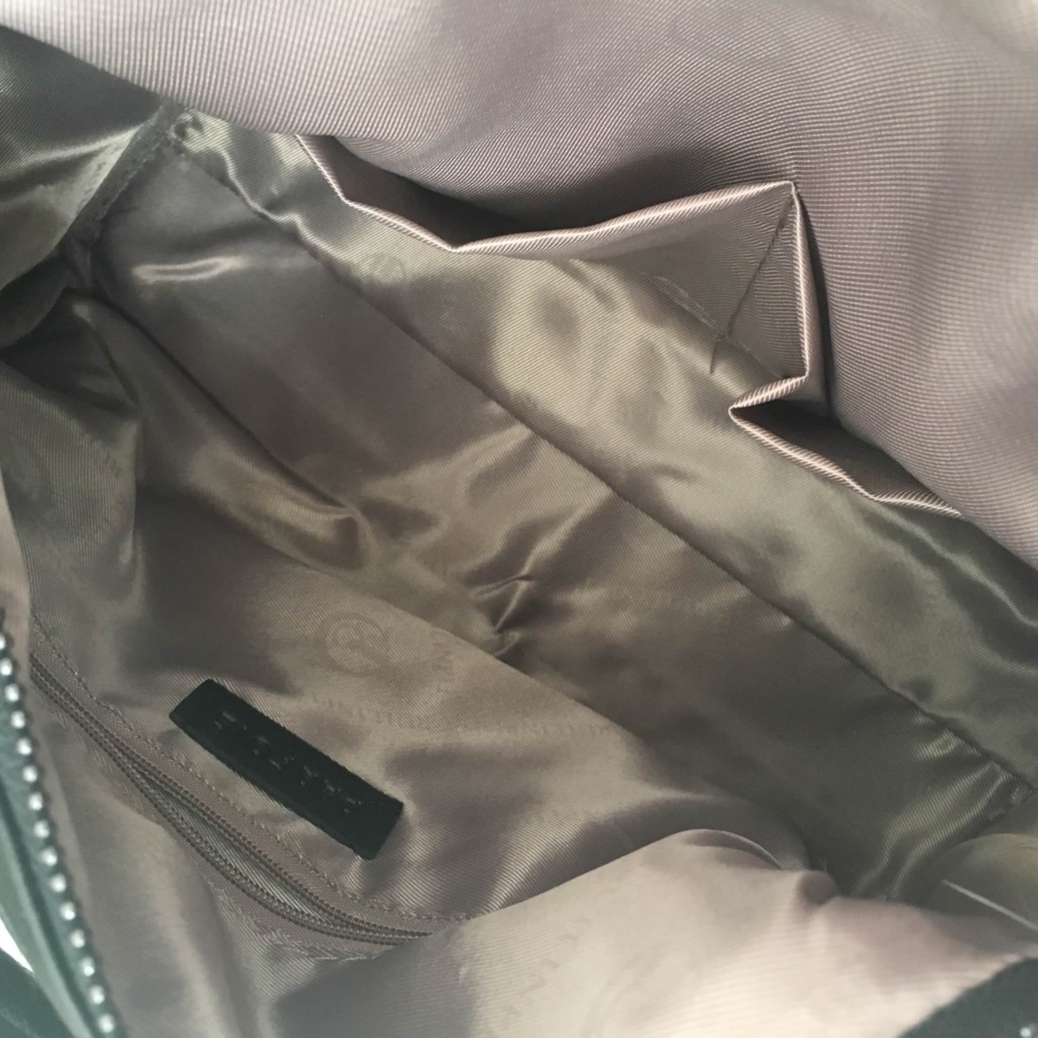 กระเป๋าจากงาน Outlet แท้ 💯จ้า ใหม่ล่าสุด ทรง classic ตลอดกาล จากแบรนด์ PARFOIS ตัวกระเป๋าขนาดกำลังดี หนังเนื้อนิ่ม ลายหนังสวยมากค่า ออกแบบมาเท่มากๆคะ ใบนี้ ด้านข้างประดับด้วย frink หนังกลัลเกร๋มากกกก ด้านหน้าตีลายตาราง มีหูจับ 2 ด้าน **ที่สำคัญ มี