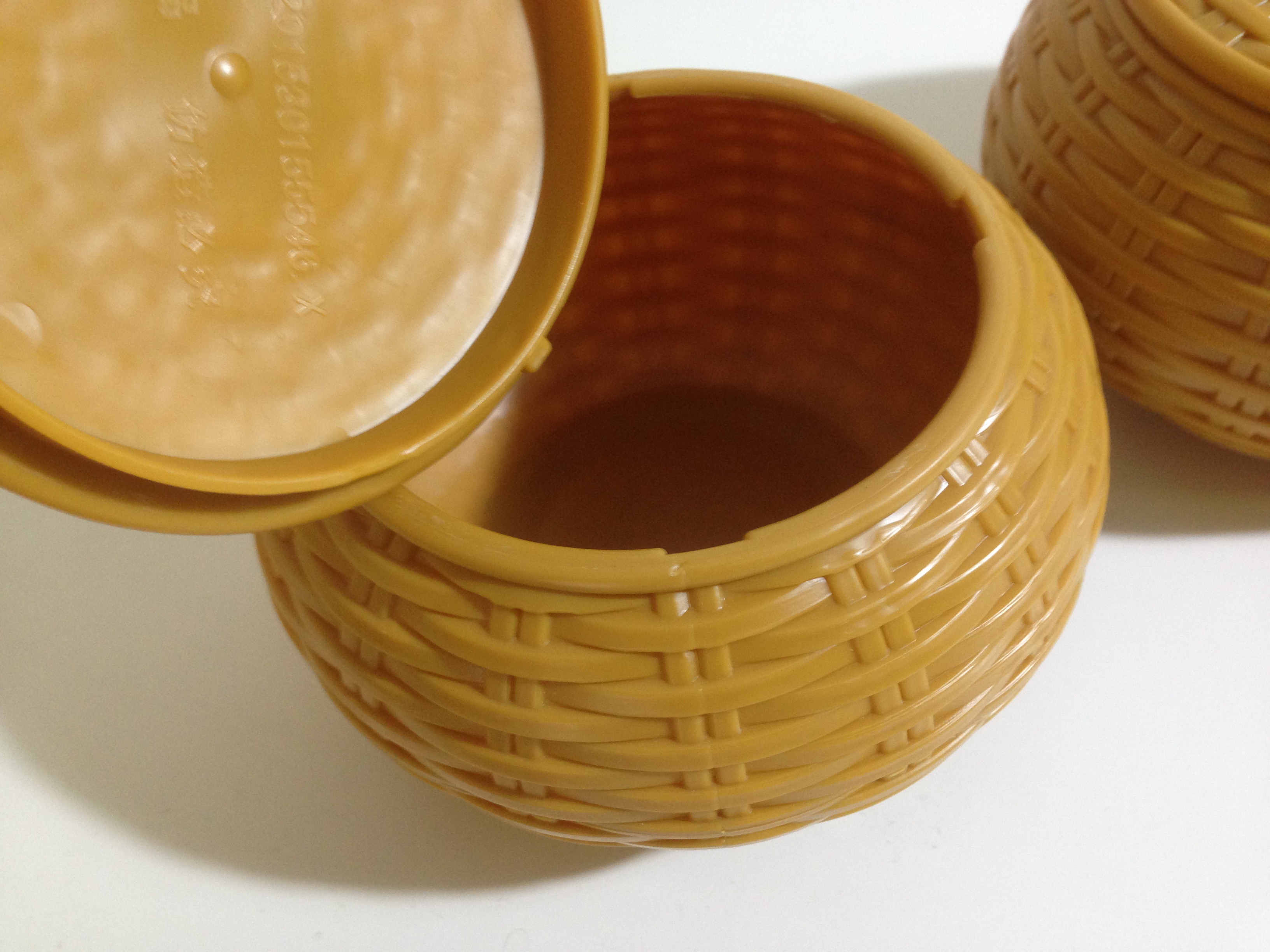 โถหมากล้อมพลาสติกลายสานหวาย