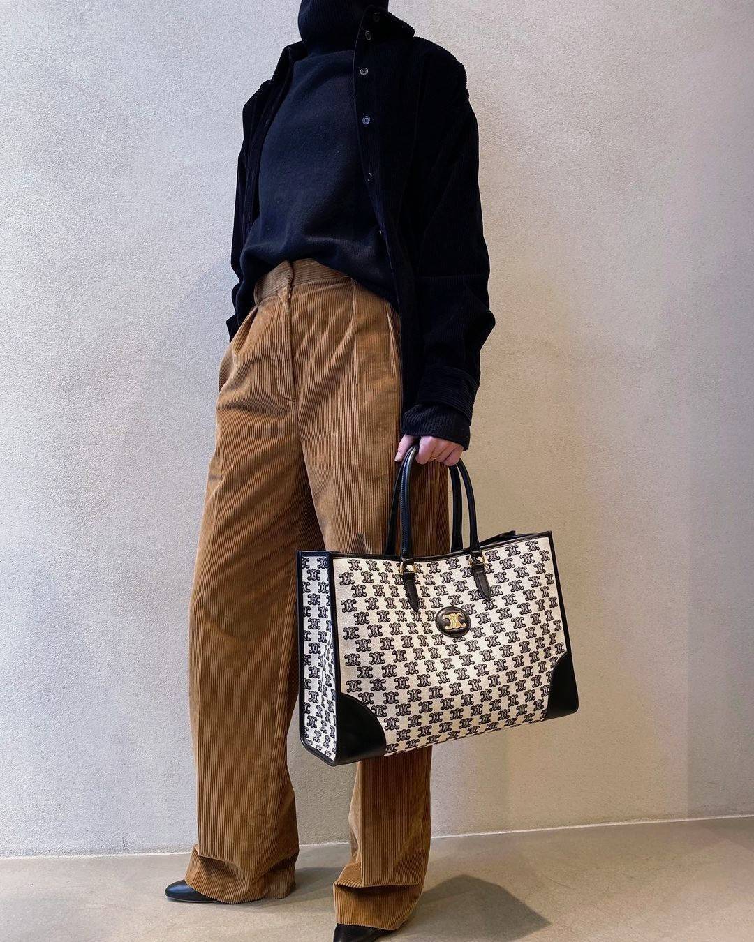 CELINE LARGE TOTE BAG VIP GIFT WITH PURCHASE (GWP) กระเป๋าพรีเมี่ยมกิ๊ฟ Limited จาก CELINE HAUTE PARFUME DUTYFREE COUNTER วัสดุ CANVAS ทรงเหลี่ยมดีไซน์ Casual สวยคลาสสิคสไตล์สาว Lisa ใบใหญ่ใส่สัมภาระได้เยอะจุใจภายในโล่งกว้าง ใส่เอกสาร A4 หนังสือ กระเป๋าสต