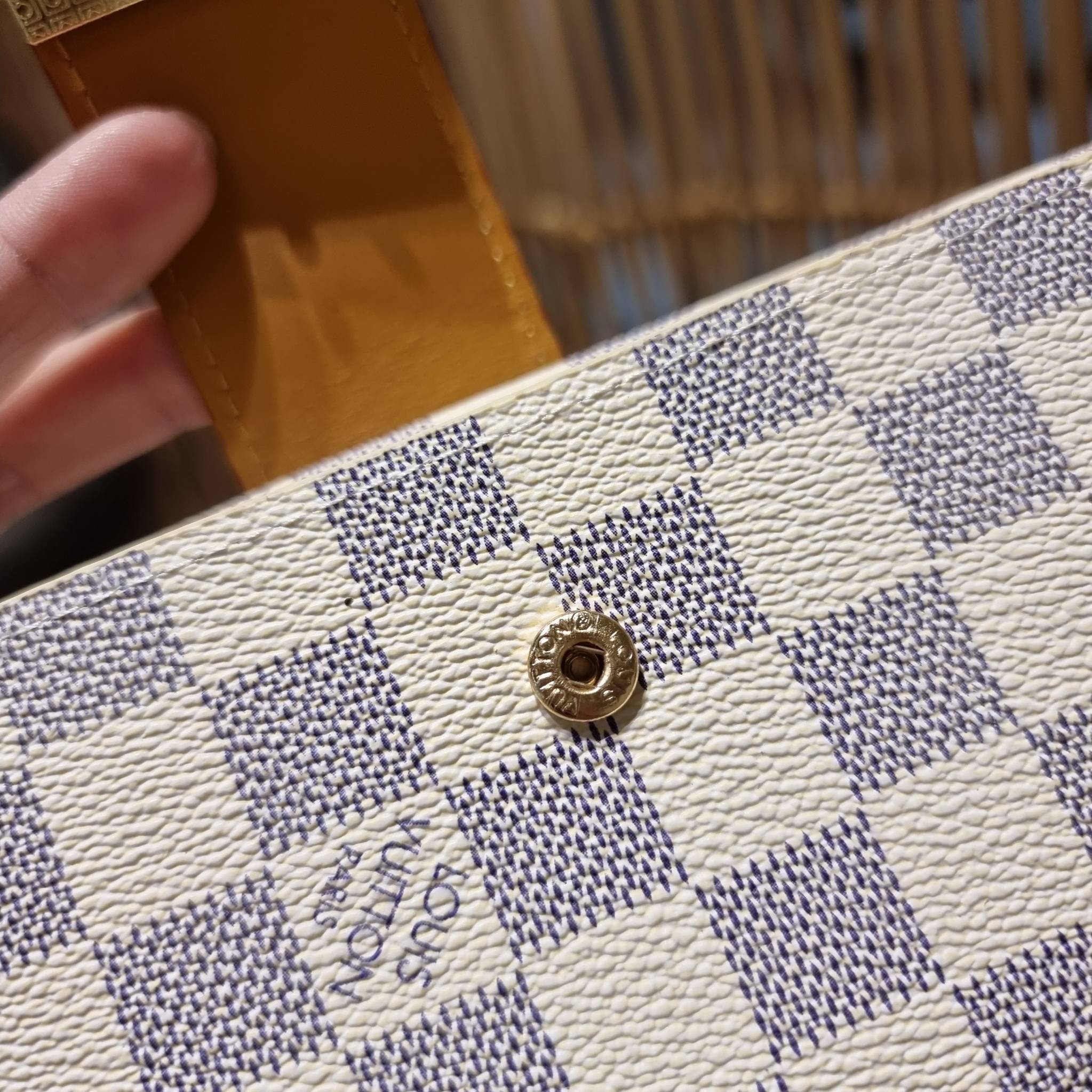 VIP 】ได้เวลาเปลี่ยนกระเป๋าสตางค์รับทรัพย์กันแล้ว!! LV vip wallet กระเป๋าสตางค์พรีเมี่ยมกิ๊ฟ เป็นไอเท็มหายาก ที่สาวๆต้องว้าว!! ใบยาวขนาดกำลังเหมาะมือ ถือแล้วขับผิวทุกสี วัสดุหนังแคนวาส ทนทาน เปิด-ปิดด้วยกระดุม ภายในมีช่องใส่บัตรเยอะมาก แบ่งสัดส่วนสวย ใส่ธน