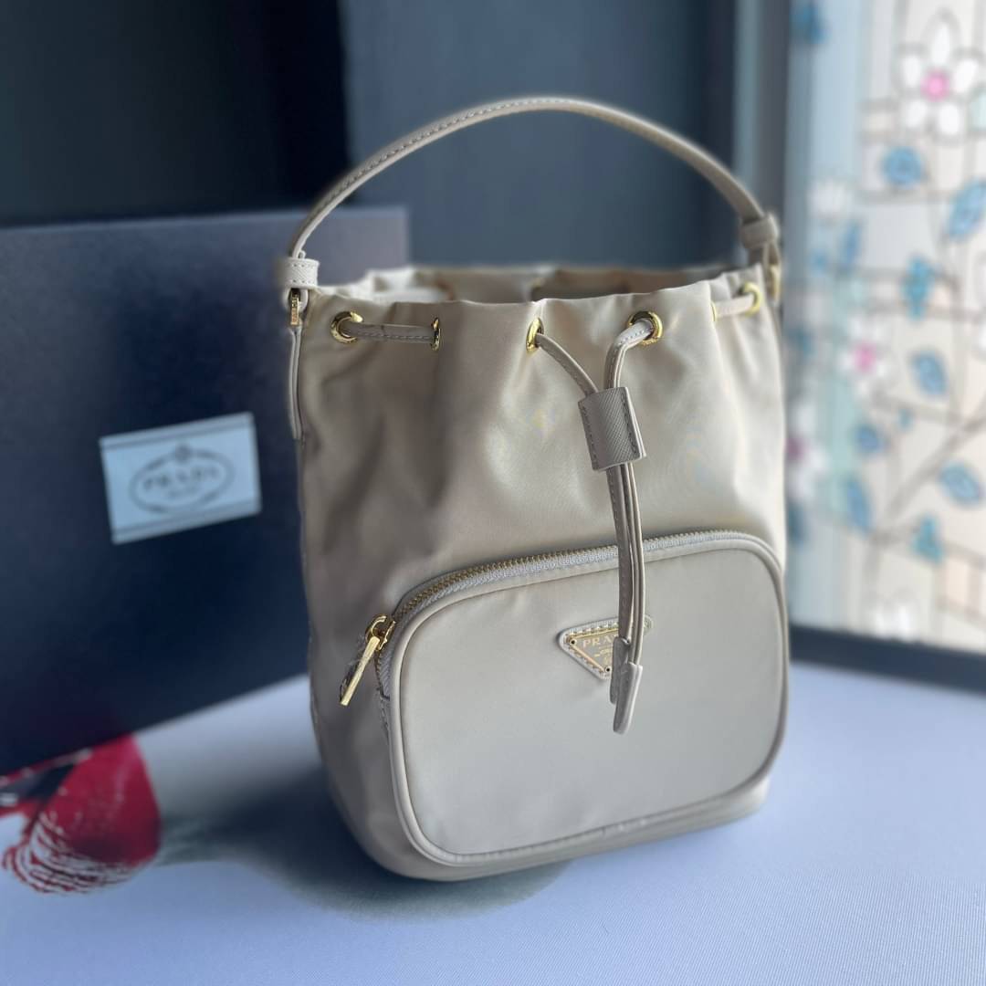 Prada Duet Re-Nylon Bucket shoulder bag / Prada Nylon bucket bag Pastel เกรดใช้สลับใบจริง ออริจินอล ใช้งานต่างประเทศได้ น้องสาวสุดสวยมาให้จับจองอีกหนึ่ง สีพาสเทลน่ารักละมุนมากๆ ค่ะ กระเป๋าสะพายข้าง ทรงขนมจีบ ไซส์มินิ ขนาดน่ารักน่าใช้มาก วัสดุขอบหนังแท้ แล