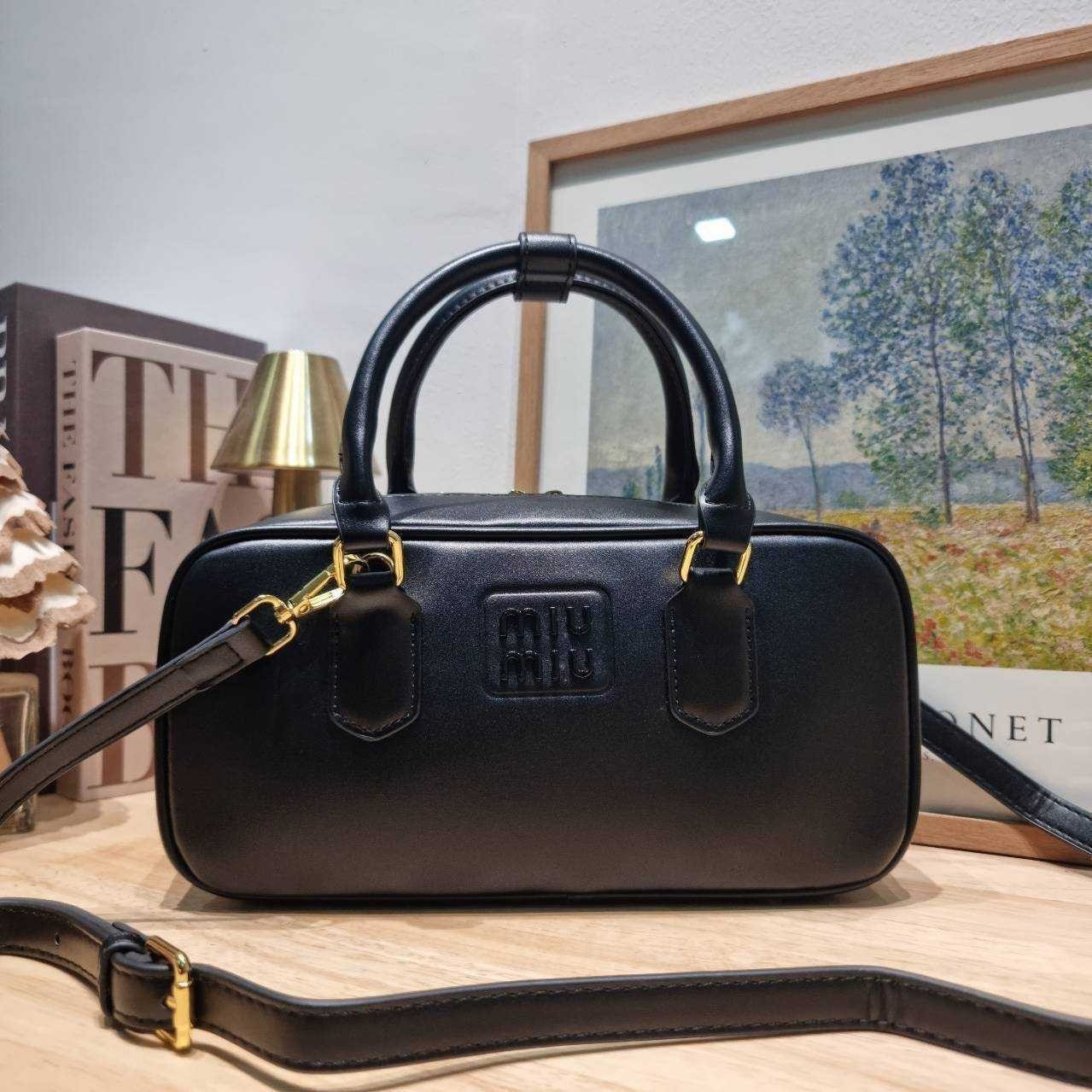 MIU MIU ARCADIE LEATHER BAG M, Geniş 27cm กระเป๋าถือ/สะพายสุดชิค น่ารักๆเก๋ๆ ดีไซน์เรียบแต่มากมีอยู่จริง สวยดูแพง