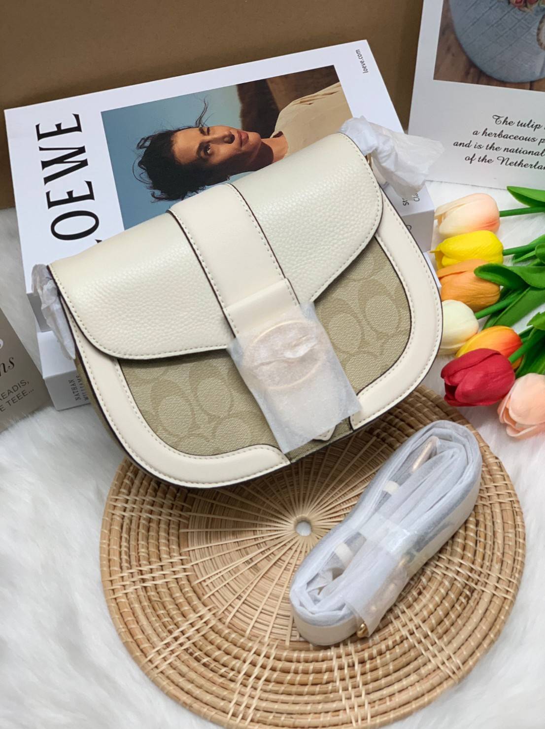 COACH GEORGIE SADDLE BAG ((C3241//C2806//C3593)) 📣มาเพิ่มแล้ว สำหรับสีที่สาวๆรอคอย! กระเป๋าสะพายแบบครอสบอดี้ร์ หนังแท้อย่างดี สวยมากๆค่ะ ด้านหน้ามีอะไหล่โลโก้แบรนด์หรู+ความคลาสสิคเข้ามา เปิดปิดกระเป๋าแบบกระดุมแม่เหล็กภายในมีช่องตอนหน้า และช่องหลัก