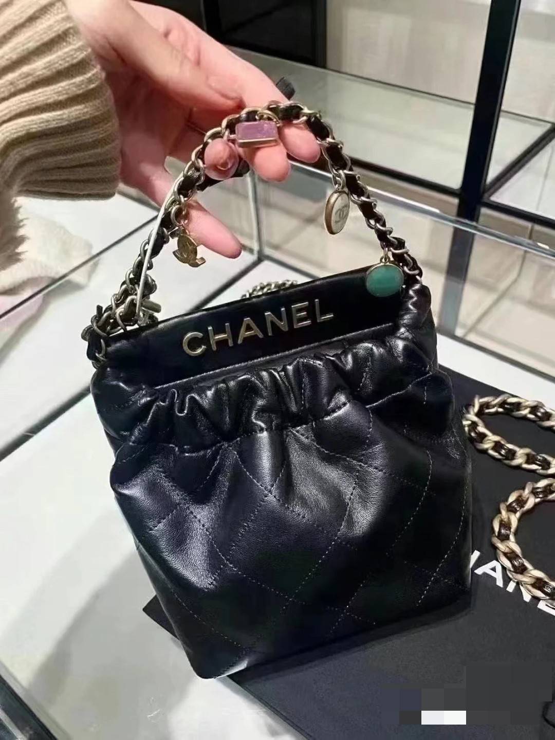 Chanel 23P mini bucket bag น่ารักมากๆ กับกระเป๋าสะพายไซส์มินิ ที่ปล่อยผ่านไม่ได้จริง ดีไซน์สายโซ่คล้องแขนตกแต่งอะไหล่ห้อยเพิ่มมูลค่า และยังตกแต่งโลโก้สวยเด่น