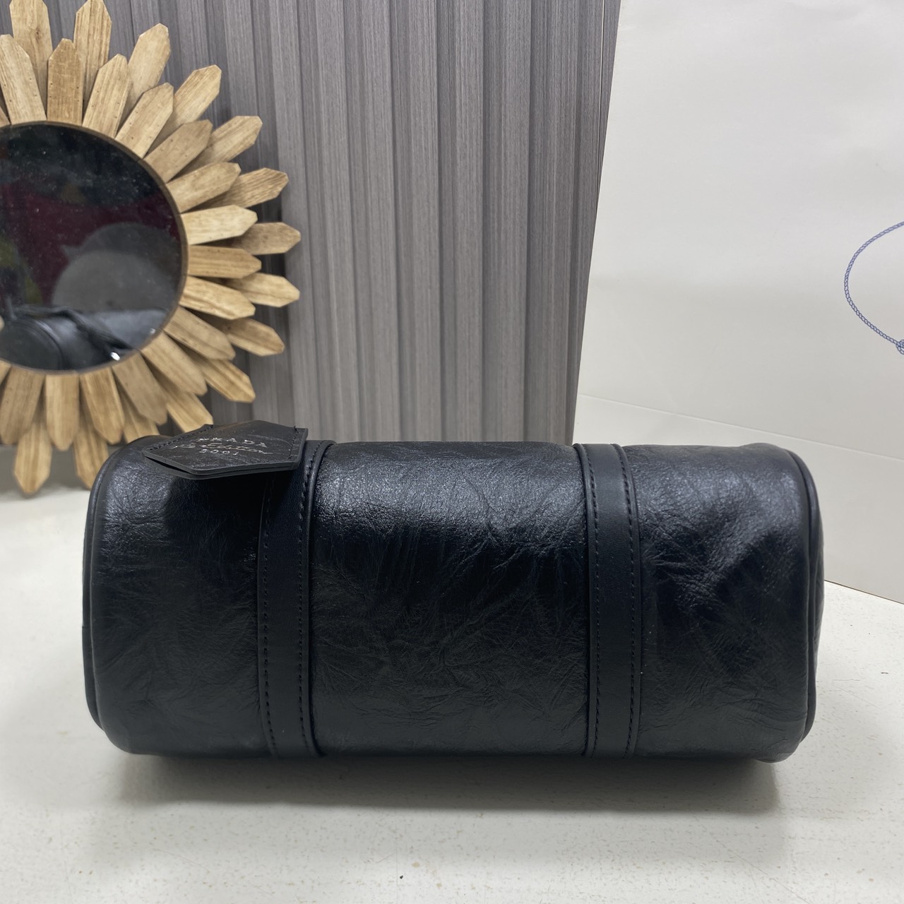 ORI หนังแท้ | Prada Antique leather tote bag Small Handbag in Crumpled กระเป๋าสะพายทรงหมอน ดีไซน์เอฟเฟกต์เท็กซ์เจอร์ที่มีเสน่ห์สไตล์วินเทจ พร้อมทริกห้อยเพิ่มสไตล์สัมผัสที่โดดเด่นและร่วมสมัยยิ่งขึ้น