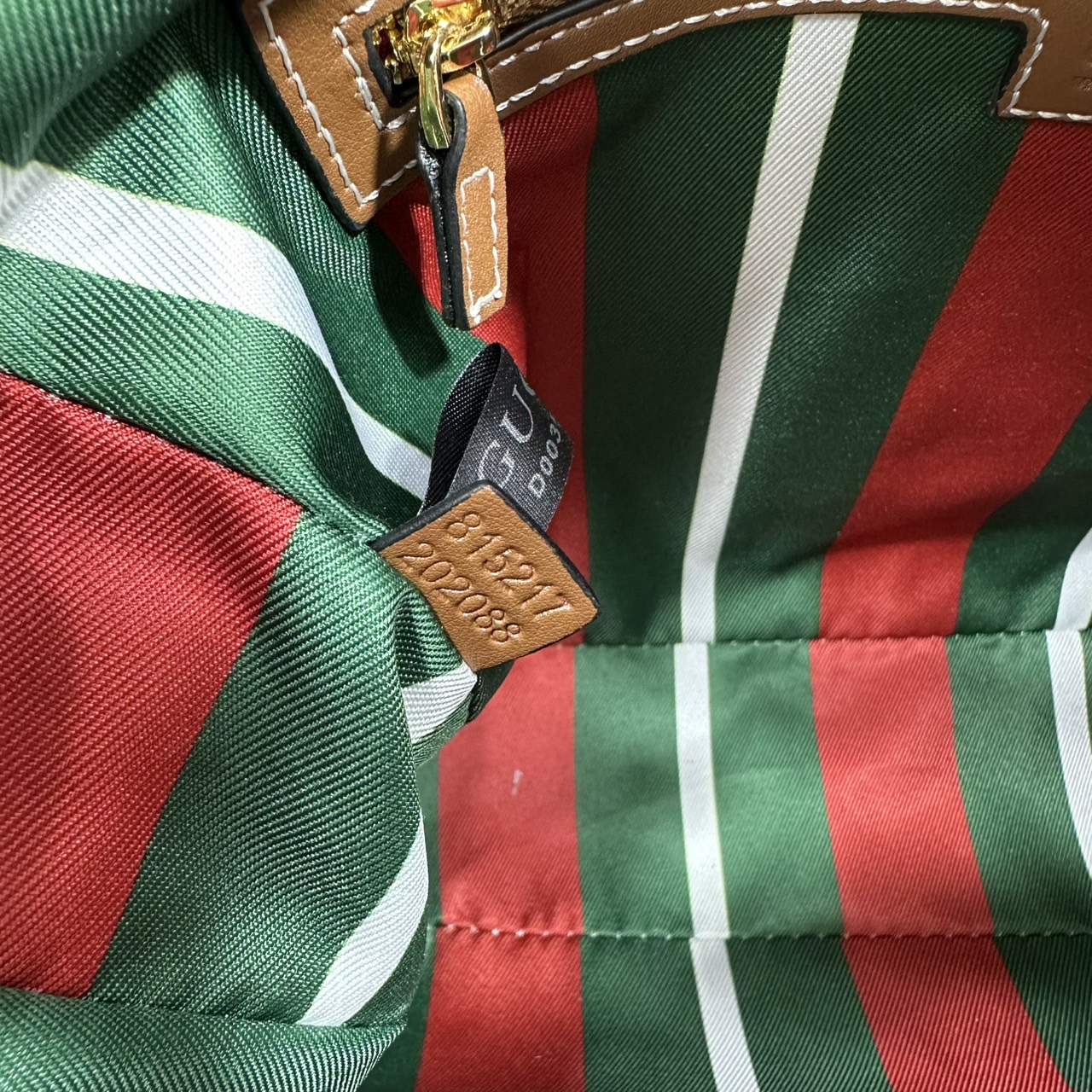 GUCCI GG Emblem medium shoulder bag กระเป๋าสะพายทรงใหม่สวยคลาสสิค พิมพ์ลายคมชัด เป็นไอเท็มต้องมีและยกเป็น everyday bag ได้เลย