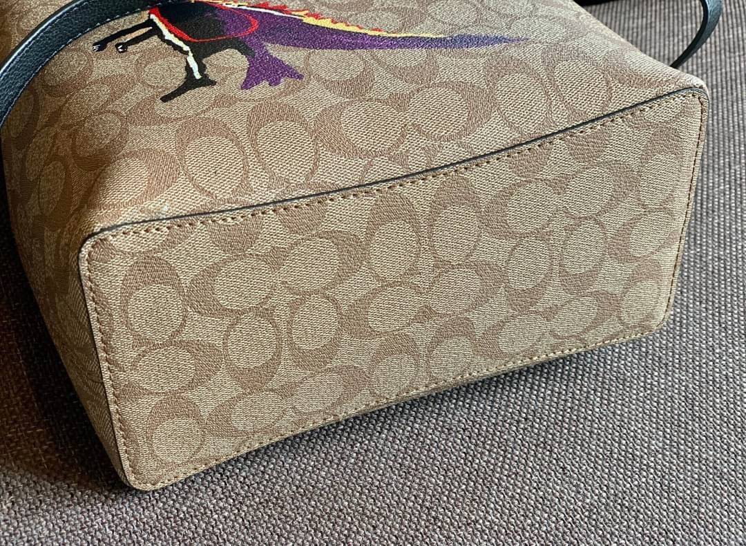 ใบใหญ่ตามมาติดๆ ห้ามพลาดค่า! Coach X Jean Michel Basquiat Town Bucket Bag In Signature Canvas ((C5787)) พร้อมส่งใบใหญ ใส่จุใจเลยจ้าา😘 กระเป๋าทรงถังใหญ่ วัสดุหนังแคนวาส หนังนิ่มสวยงาม 💥จุดเด่นคือเพนท์รูปก็อตซิล่าสวมมงกุฏ เป็นการออกแบบโดยการ