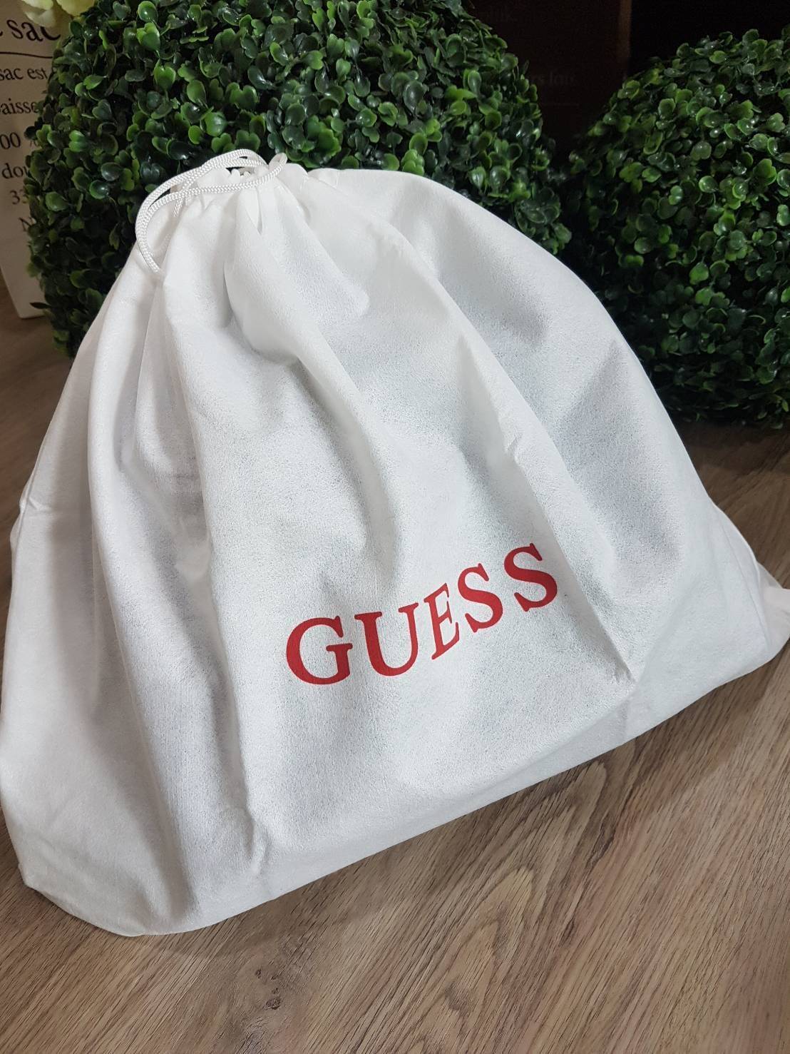 GUESS WOMAN FACTORY SHOULDER BAG กระเป๋าถือหรือสะพาย ทรง A คลาสสิค ขนาดกำลังดี น้ำหนักเบา วัสดุ pu. นิ่ม คุณภาพดี สวยอยู่ทรง ด้านหน้า ประดับโลโก้แบรนด์ เปิดปิดแบบแถบคาดกระดุมแม่เหล็ก ภายในกว้างแบ่ง 2 ช่องใหญ่ มีช่องซิปกลาง เป็นสัดส่วน ซับในลายแบรนด์ ใส่ w