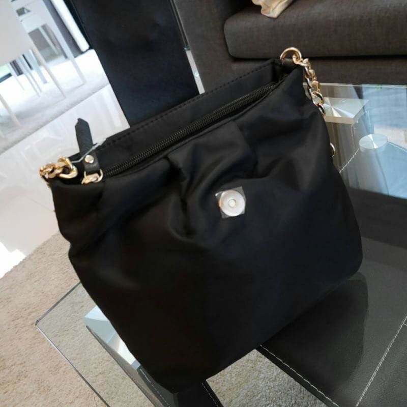 New!! Victoria Secret 2018 nylon crossbody bag กระเป๋าสะพายข้างทรงเก๋ วัสดุ nylon เต็มใบ อะไหล่ทอง กันน้ำได้ เปิดปิดด้วยฝากระดุมจับจีบเล็กน้อย ตกแต่งโลโก้ VS และซิปอีกขั้นคะ ด้านในสวยหรู จุของได้กำลังดี บุผ้าปั้มลายเสือ sexy ลื่นนิ่มมือ สายยาวปรับระดับได้