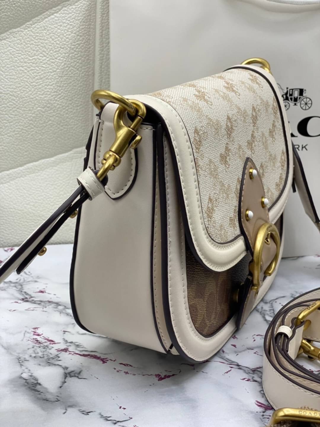 Coach Printed Coated Canvas And Glovetaanned เข้าเพิ่ม 4 แบบ มี 2สาย สายหนังและสายสปอร์ต สุดคุ้มเลยค่าา พร้อมส่งที่ไทยอีกครั้ง ฮอตฮิตไม่เลิกค่ะ ถามหากันเยอะมาก! กระเป๋าสะพายครอสบอดี้ร์ วัสดุหนังแท้ชั้นดีที่สุด! หนังสวย บวกกับอะไหล่แบรนด์ที่ดูเด่นคลาสสิคตร