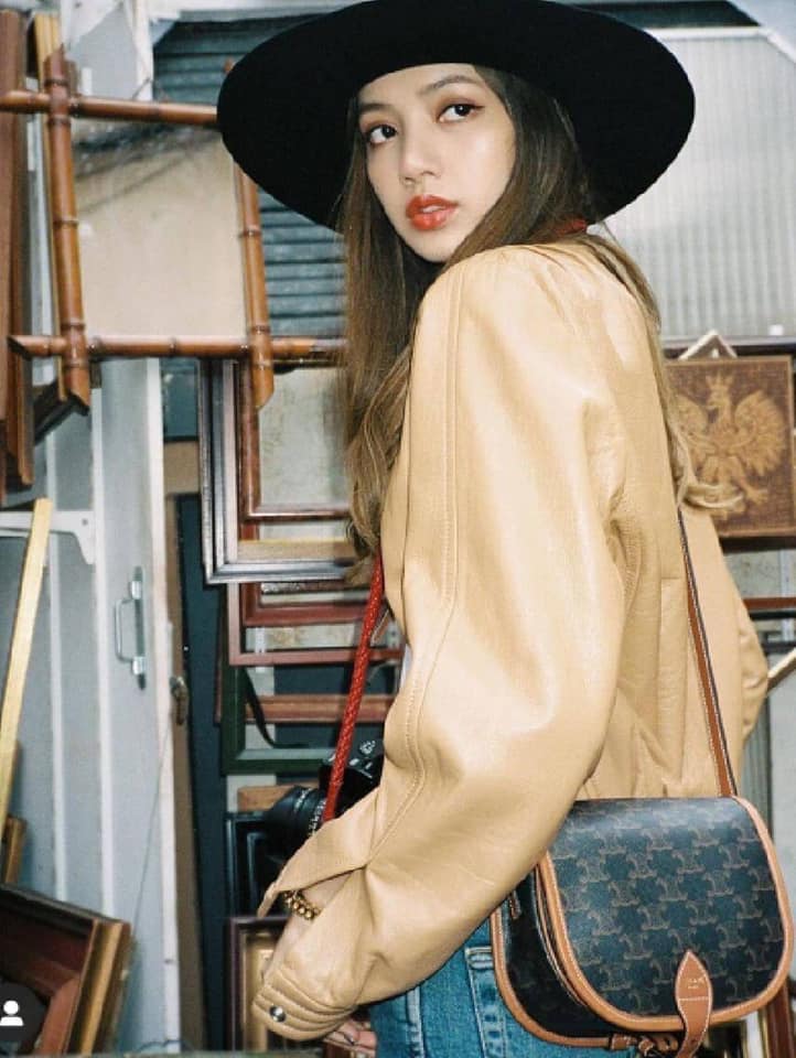 CELINE MEDIUM FOLCO BAG IN TRIOMPHE CANVAS หากใครที่กำลังมองหากระเป๋าสะพายข้าง ขนาดกะทัดรัด และเรียบหรู ต้องใบนี้เลยค่ะ เป็นกระเป๋าเปิดปิดแบบแบบฝาผับที่มีรูปทรงโค้งและที่ล็อกรูปทรงคล้ายเข็มขัด อีกทั้งยังสะท้อนความสวยสไตล์สาวปารีสได้อีกด้วย ด้านในของรุ่นนี