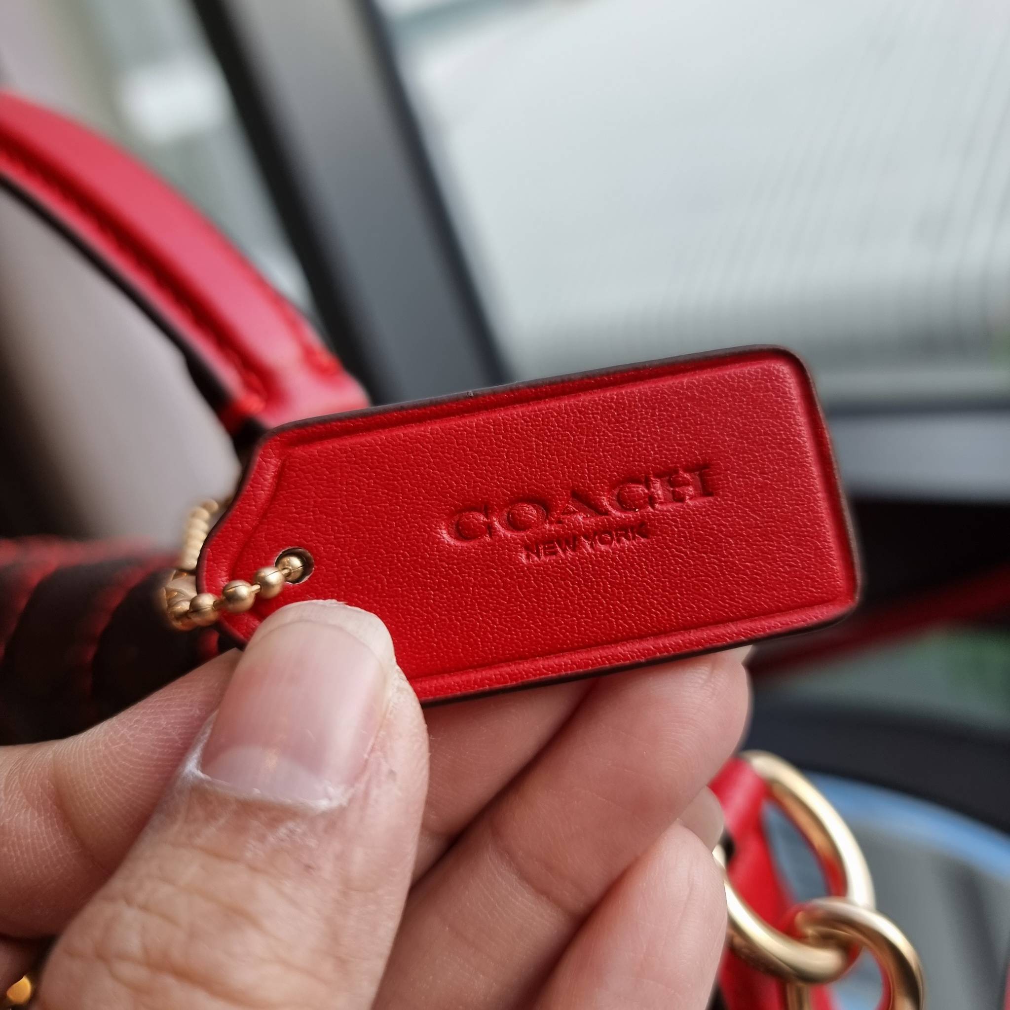 OUTLET 】COACH C5645 MARLIE TOP HANDLE SATCHEL IN SIGNATURE CANVAS WITH QUILTING ดีไซน์ใหม่ กระเป๋าถือ/สะพายข้าง ออกแบบมาไม่เหมือนใคร โดดเด่นด้วยการเย็บบุหนัง โชว์ดีเทลลายเส้น ตกแต่งโลโก้ด้านข้างอะไหล่ทอง วัสดุหนังแคนวาสสลับหนังแท้ เปิด-ปิดด้วยตัวล็อคแน่นห