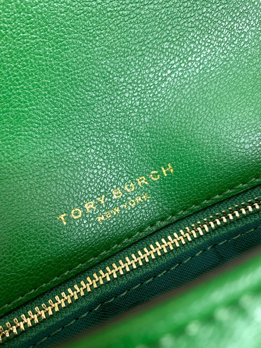 Tory Burch Willa Mini Top Handle Bag พร้อมส่งที่ไทย ใบจริงคือสวยสุดดไปเลยค่าา! กระเป๋าสะพายข้างหรือหิ้วก็เก๋ไปอีกเลยค่ะ! หนังแท้อย่างดี ลายนวมนิ่มมือดีมากค่ะ ด้านหน้ามีอะไหล่โลโก้แบรนด์ เปิดปิดกระเป๋าแบบกระดุมแม่เหล็ก ภายในสามารถใส่กระเป๋าเงินใบกลางได้;มื