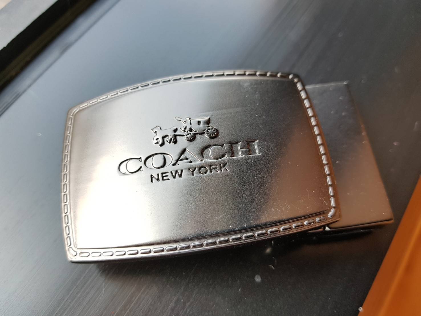 Coach Men's Belt Gift Set ชุดเข็มขัดสำหรับคุณผู้ชาย วัสดุหนังคุณภาพดี มีหัวเข็มขัด 2 แบบ เปลี่ยนใช้ได้หลายโอกาส ราคาสุดคุ้ม มาพร้อมกล่องจะมอบเป็นของขวัญ ในโอกาสพิเศษก็เหมาะค่ะ