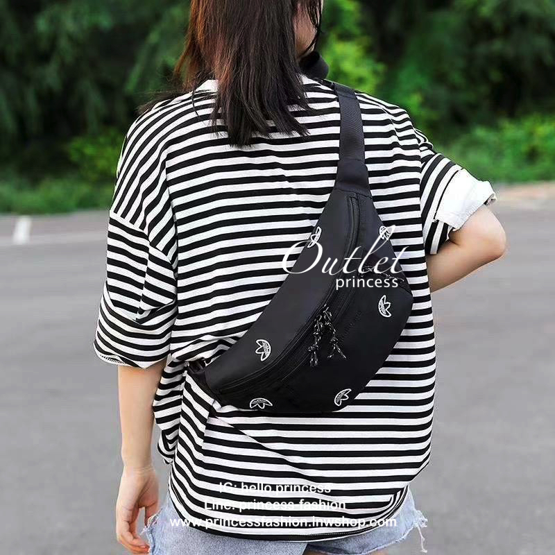 Adidas Originals By Alexander Wang Logo Bum Bag กระเป๋าสไตล์คาดอกแบบออริจินัล ที่ออกแบบลวดลายสีสันโดย คุณแวง ดีไซเนอร์ชื่อดังที่ถือว่าหน้าใหม่ไฟแรง ด้วยอายุที่เพียงน้อยนิด ตัวกระเป๋าปักโลโก้เป็นsignature ของอาดิดาสรอบใบ วัสดุผ้าไนล่อน น้ำหนักเบา มีช่องซิป