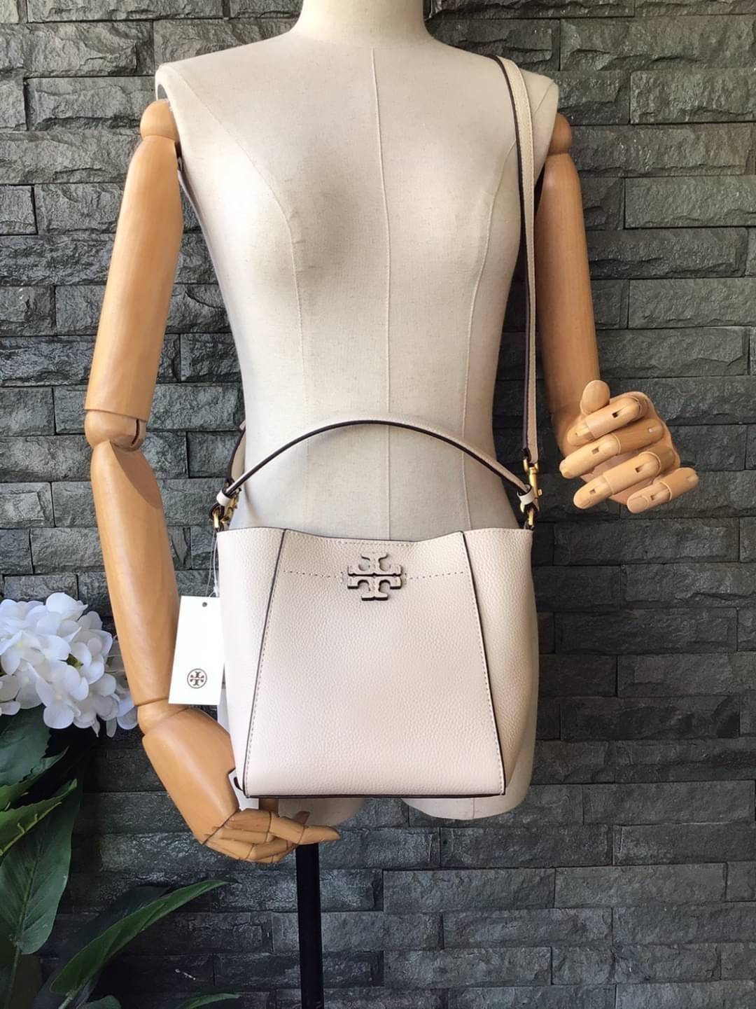 คอลเลคชั่นขายดี มากี่รอบๆ ก็หมดไวทุกรอบ!! TORY BURCH MCGRAW MINI BUCKET BAG กระเป๋าสะพาย และ ถือ คล้องแขน ทรงถัง สะพายได้ 2 ทรง ผลิตจากหนังแท้ หนังลูกวัว หนังนุ่ม หนังหอม น้ำหนักเบามากกก!! หนังลื่น นิ่มสวยมากๆ!! ด้านหน้าประดับโลโก้แบรนด์ ภายในโล่งกว้าง มี