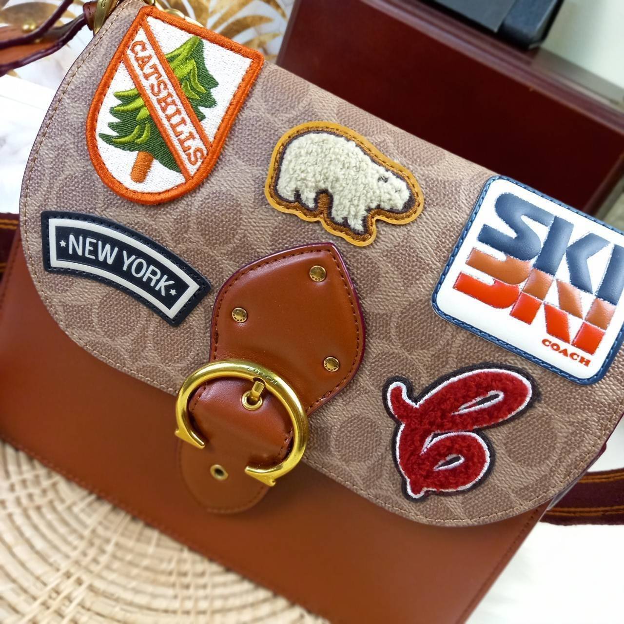 OUTLET 】COACH BEAT SHOULDER BAG IN SIGNATURE CANVAS WITH PATCHES (C6837) ไหวมั้ยเนี้ย!! สวยฟาดอีกแล้วนะยูวว 🤩🌺คอลเลคชั่นใหม่สุดปัง อลังเวอร์!//กระเป๋าถือ สะพายไหล่ลาย SIGNATURE ตกแต่งความเก๋ด้วยแผ่นแปะลวดลายที่มีเฉพาะจาก COACH คอลเลคชั่นนี