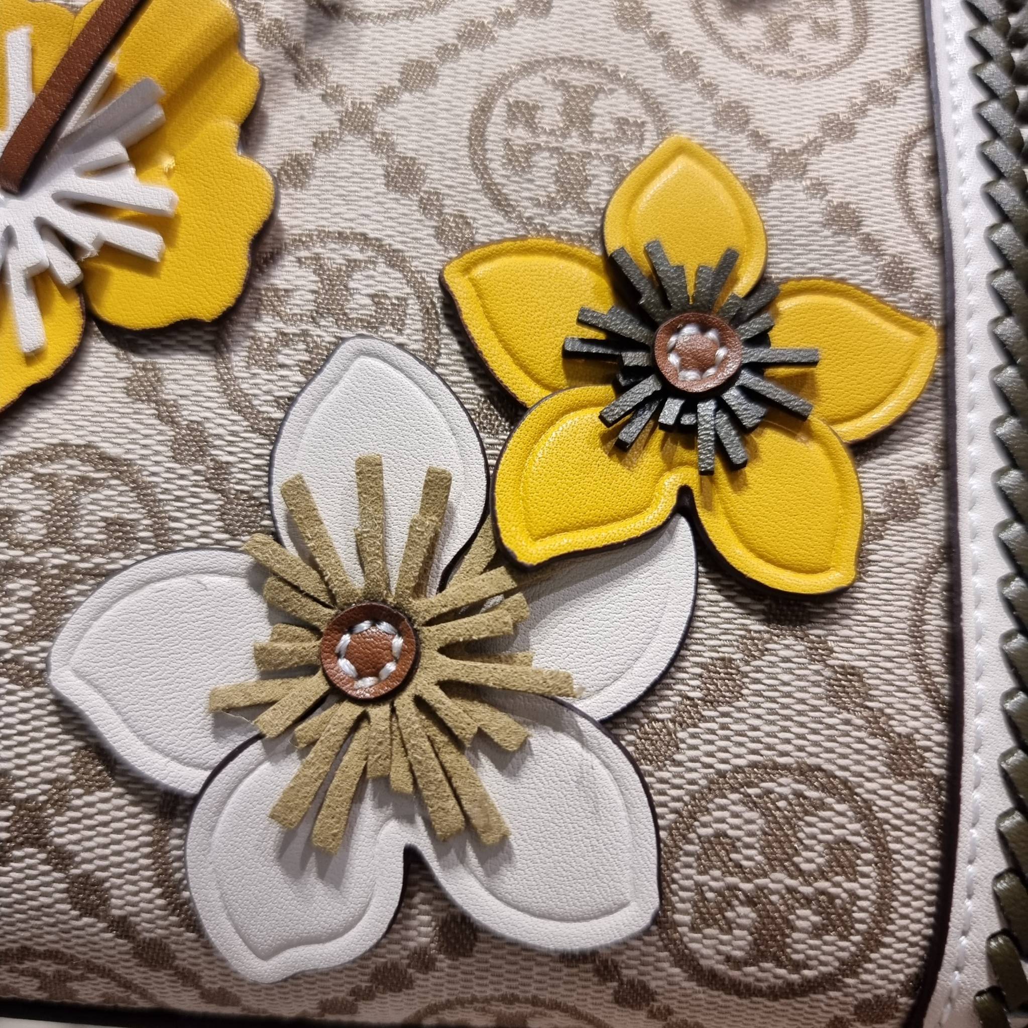 TORY BURCH T MONOGRAM BRAIDED MINI TOTE คอลเลคชั่นใหม่ พร้อมเสิร์ฟความสวยให้ถึงบ้าน!! รอบนี้จัดกระเป๋าทรงโท้ท ไซส์มินิมาให้สาวๆโดยเฉพาะ ดีไซน์ใหม่ล่าสุด สไตล์งานคราฟ มีลูกเล่นประดับดอกไม้กับตัวกระเป๋า วัสดุผ้า jacquard ตัดสลับหนังแท้ หูจับและขอบกระเป๋าตกแ