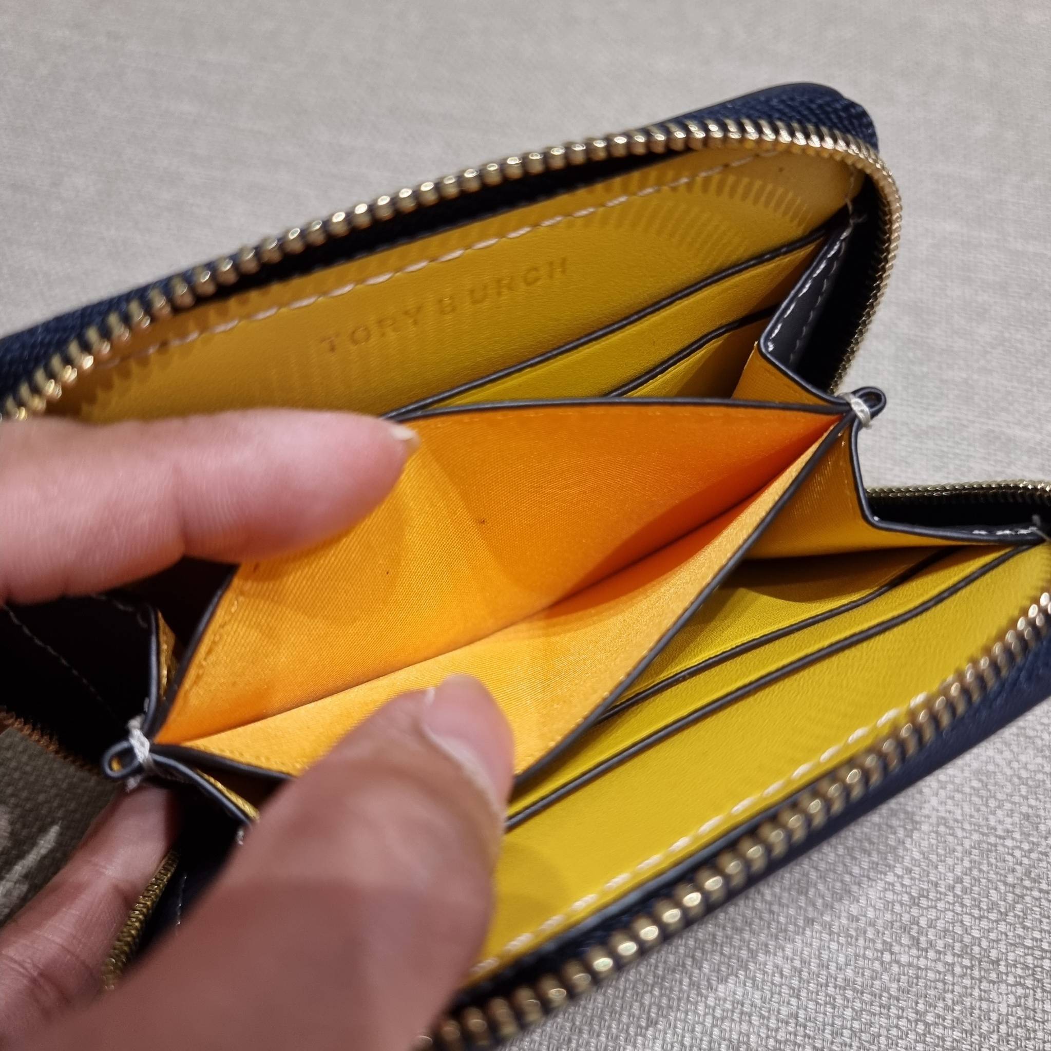 TORY BURCH T MONOGRAM ZIP COIN CASE จัดไปเลยจ้า กับกระเป๋าสตางค์รับทรัพย์ ใบสั้น สวยหรู ขนาดเหมาะมือ ถือแล้วขับผิว วัสดุผ้า jacquard ตัดสลับหนังแท้ รูดเปิด-ปิดด้วยซิป ภายในมีช่องใส่บัตร ใบนี้ใส่เหรียญ ใส่ธนบัตรได้ (พับ) พกพาได้สะดวก ไม่กินพื้นที่กระเป๋าใบ