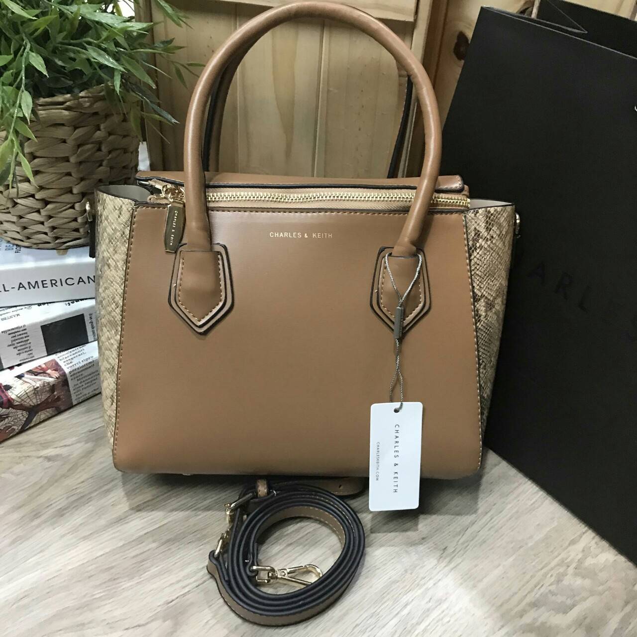 CHARLES & KEITH DOUBLE ZIP STRUCTURED BAG กระเป๋าถือหรือสะพายรุ่นใหม่ลชนช็อป ขนาดกำลังดี หนังเรียบสวยอยู่ทรงด้านหน้ามีโลโก้แบรนด์ เปิดปิดด้วยซิป ภายในกว้างจุของได้เยอะ ใส่ Ipad กระเป๋าสตางค์ หนังสือ ของใช้ได้จุ มาพร้อมสายสะพายยาวถอดปรับระดับได้ได้ มีหมุดร