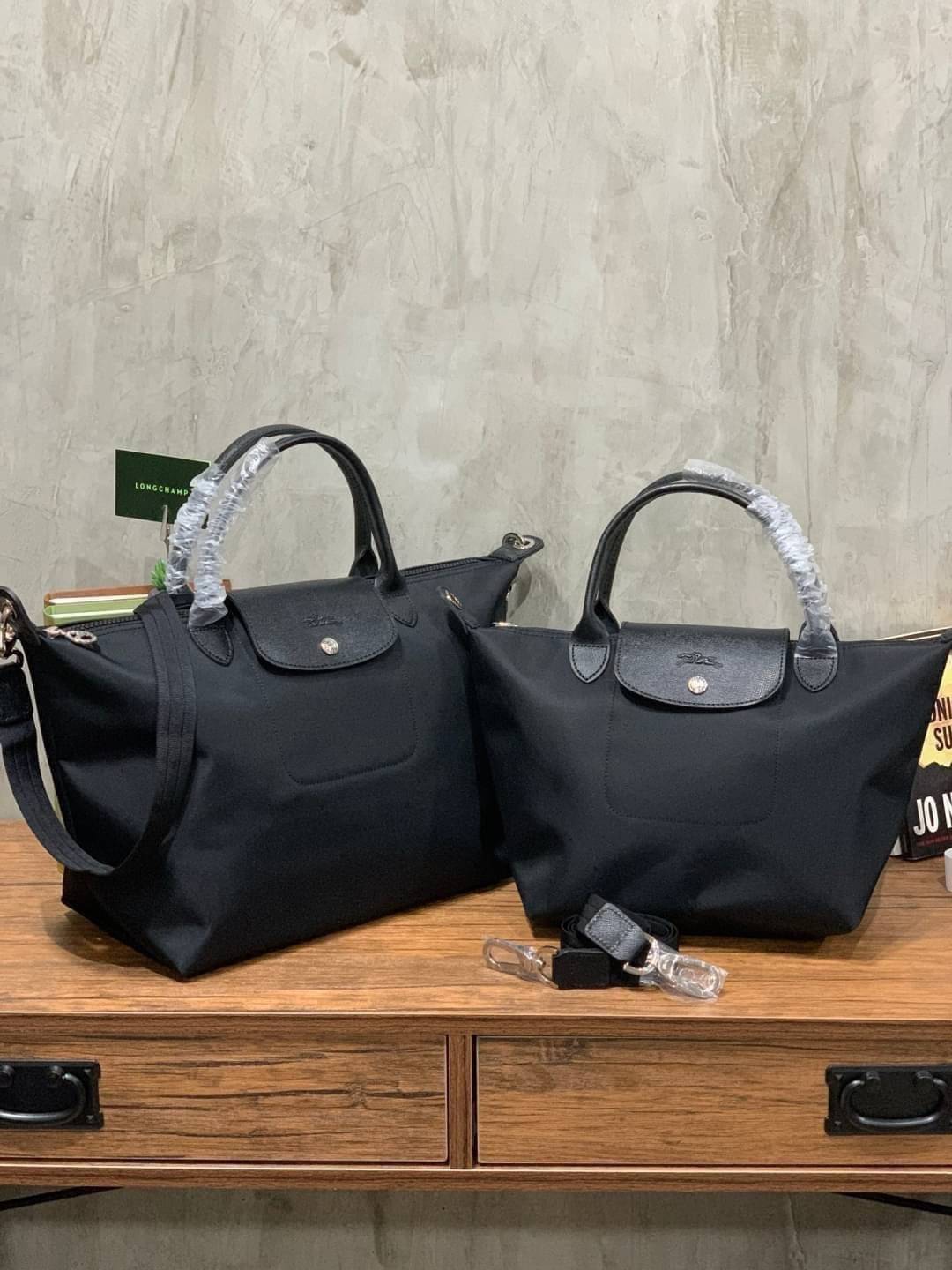 Longchamp Le Pliage Neo Size M มาพบกับกระเป๋ารุ่นยอดนิยม ที่สาวๆ ต้องมีไว้เก็บไว้สักใบ กระเป๋าโท้ทใบนี้ มาพร้อมกับสีที่มีสไตล์เรียบง่าย มีสายสะพายยาวช่วยให้คุณสามารถสะพายไหล่ได้อย่างสบาย ในขณะที่ที่ปิดแบบซิปช่วยให้คุณมั่นใจได้ว่าของด้านในมีความปลอดภัย Le 